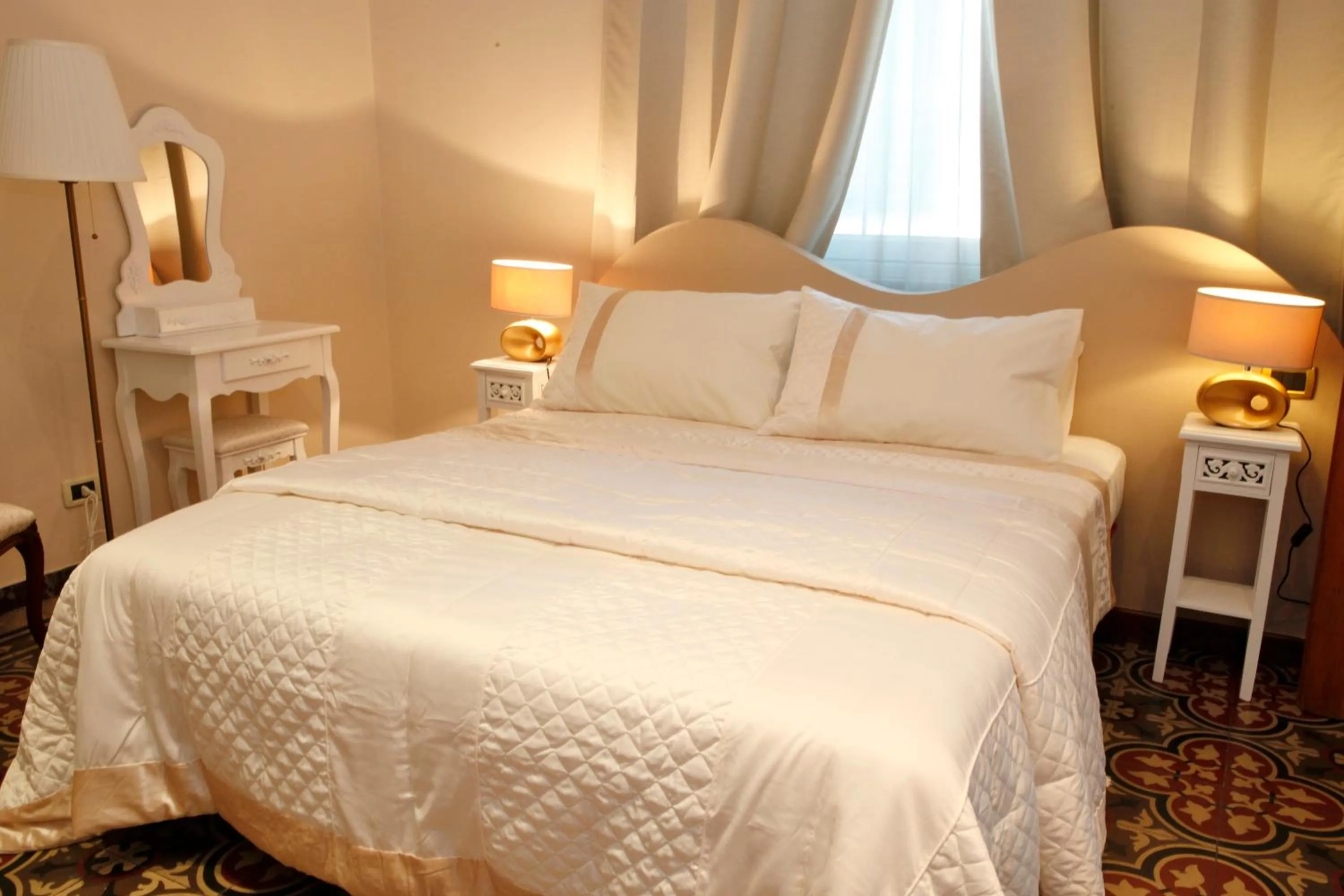 Shower, Bed in Lucca Relais