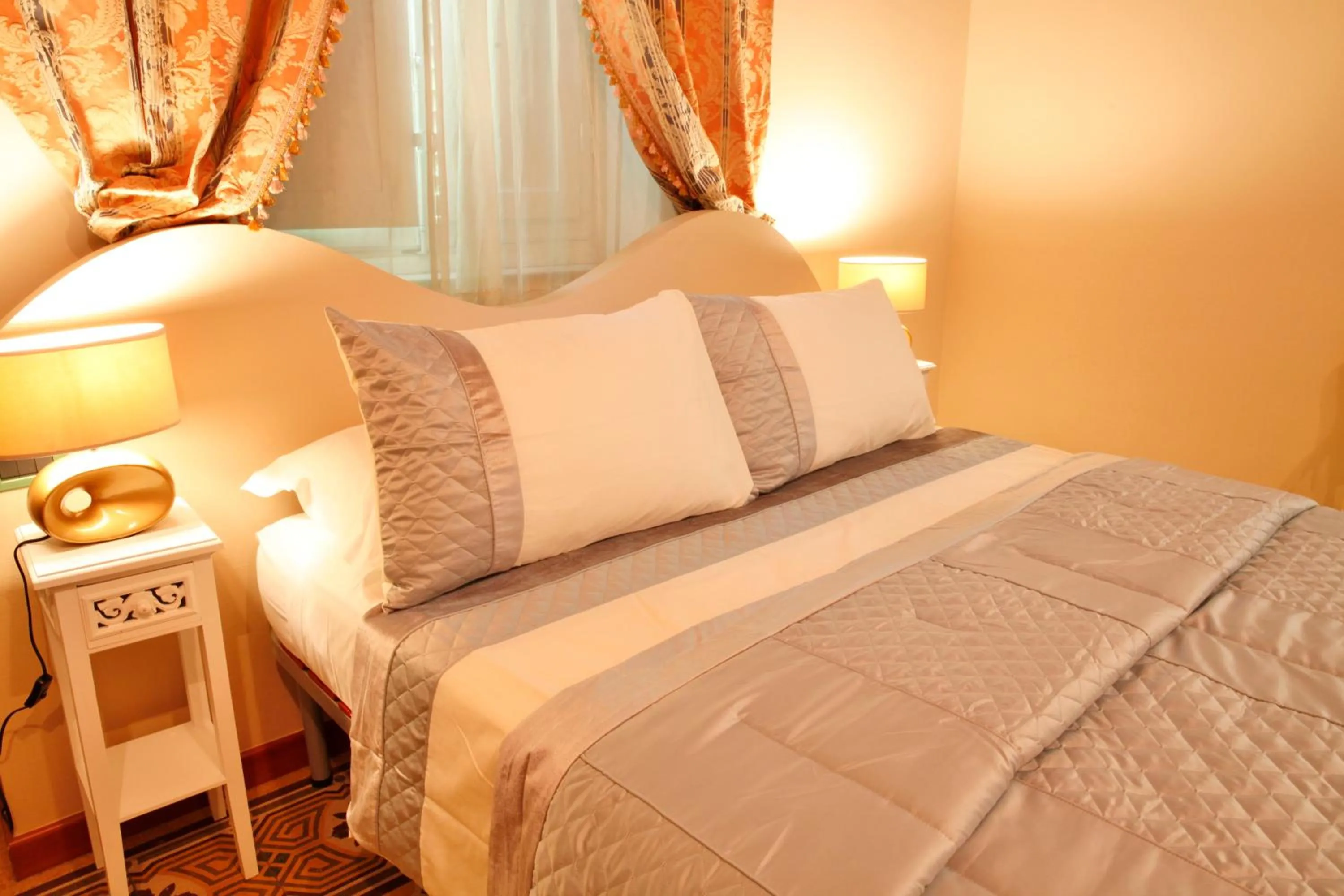 Shower, Bed in Lucca Relais