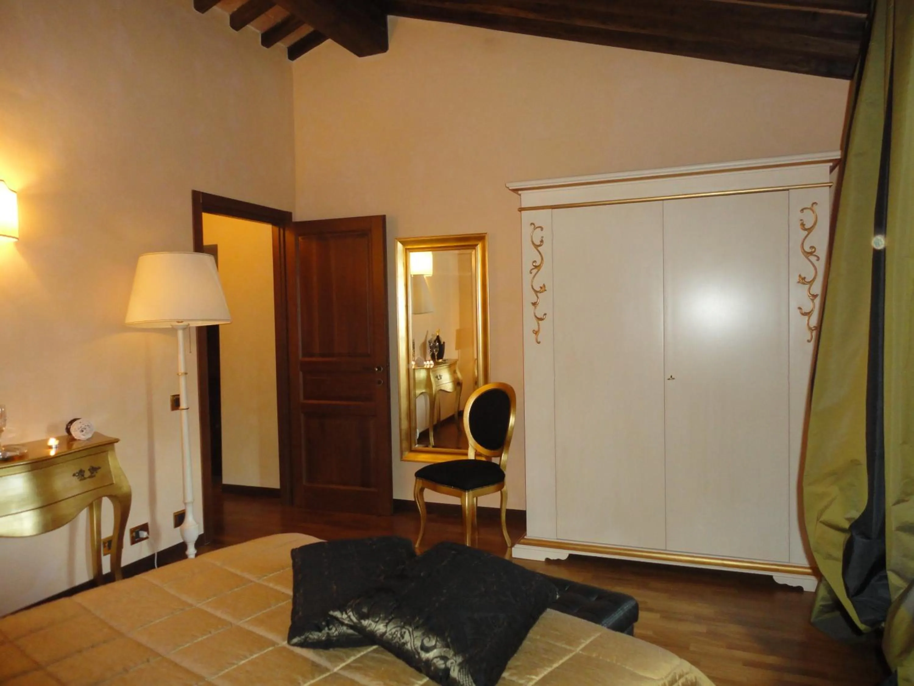 Photo of the whole room in Castello Izzalini Todi Resort
