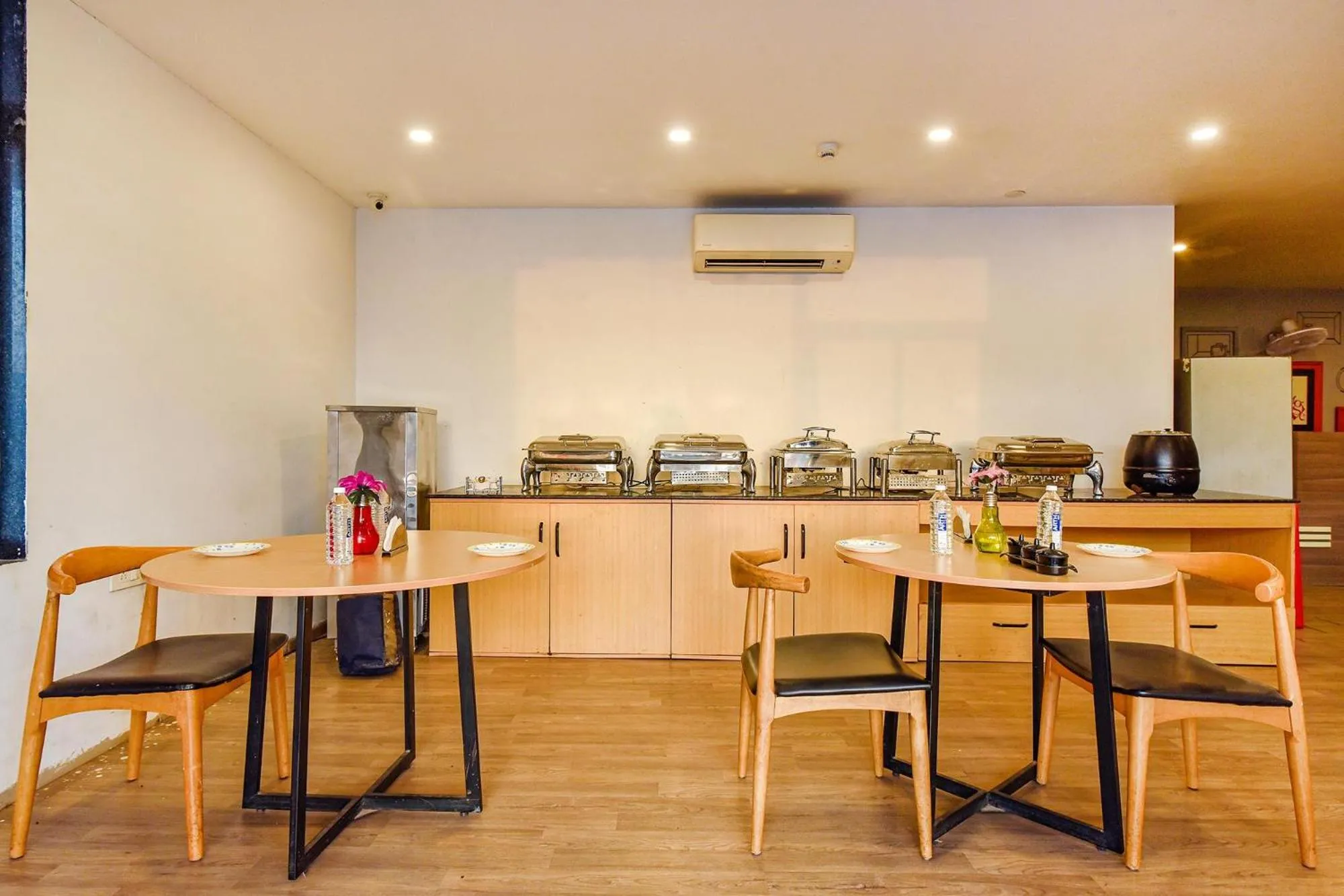 Dining area in FabHotel NY Townhouse
