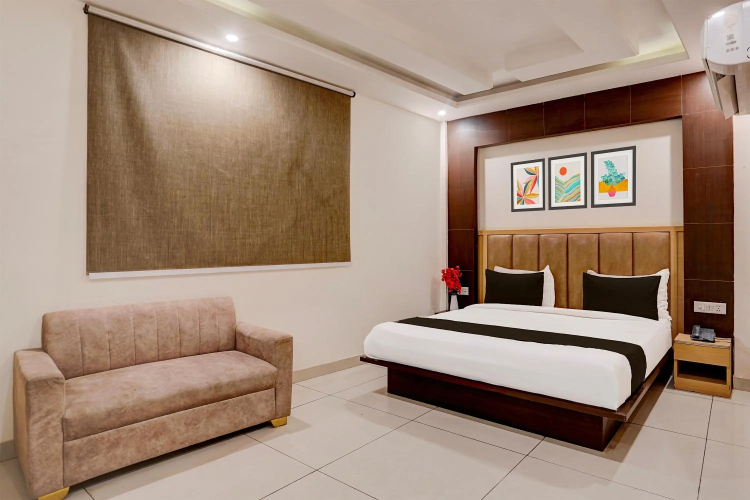 Bedroom, Bed in Super Townhouse Airport Road Delhi