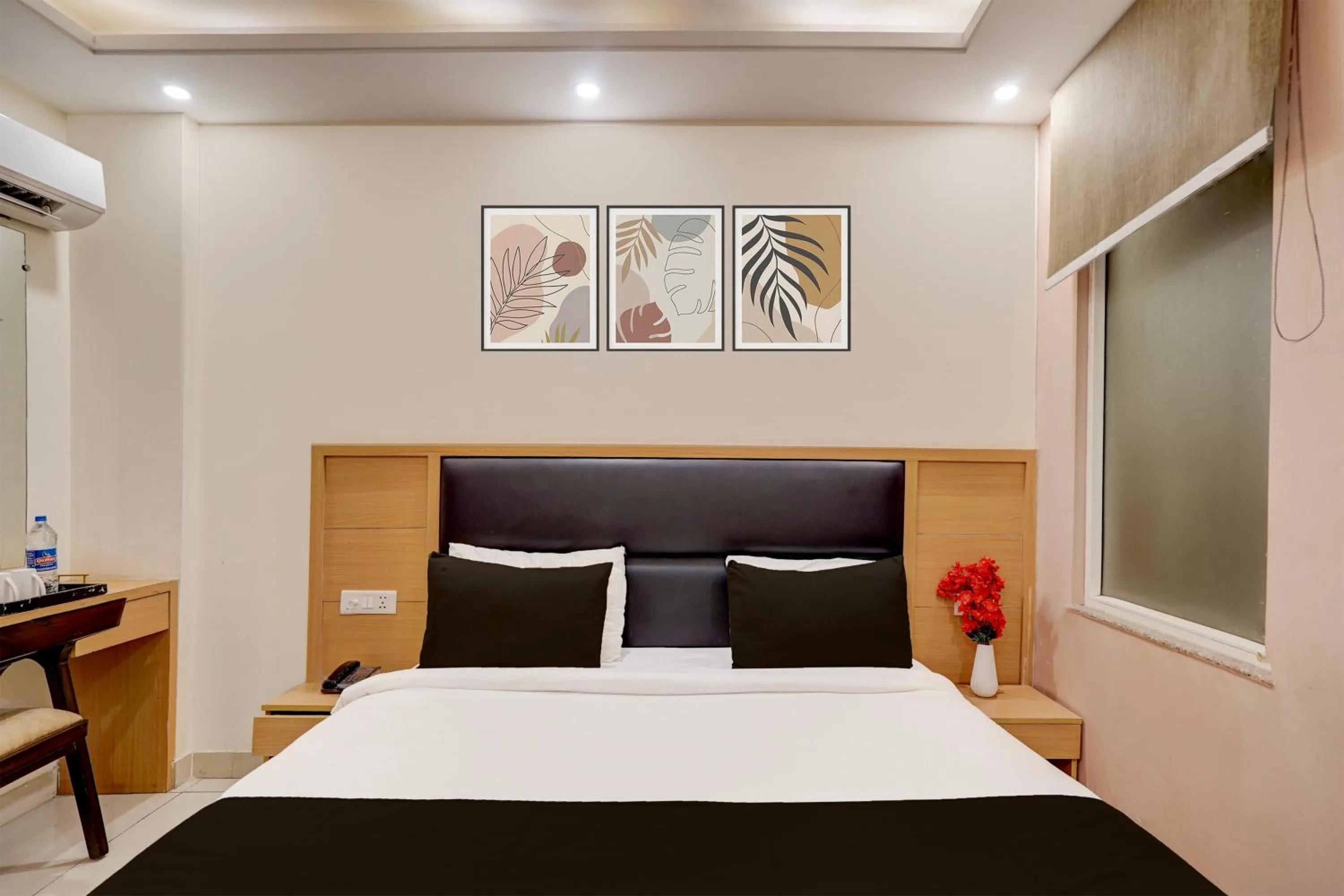 Bedroom, Bed in Super Townhouse Airport Road Delhi