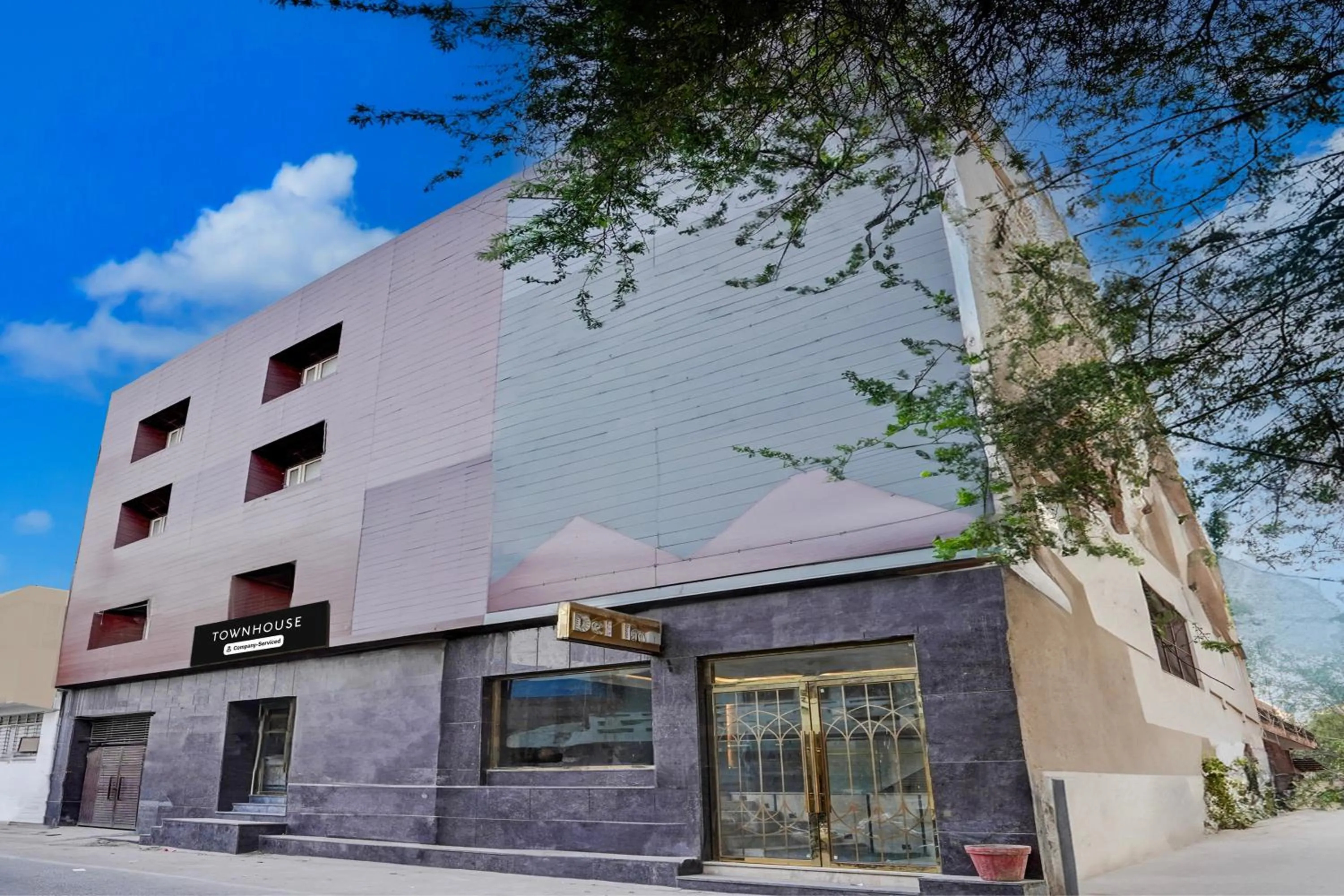 Facade/entrance in Super Townhouse Airport Road Delhi