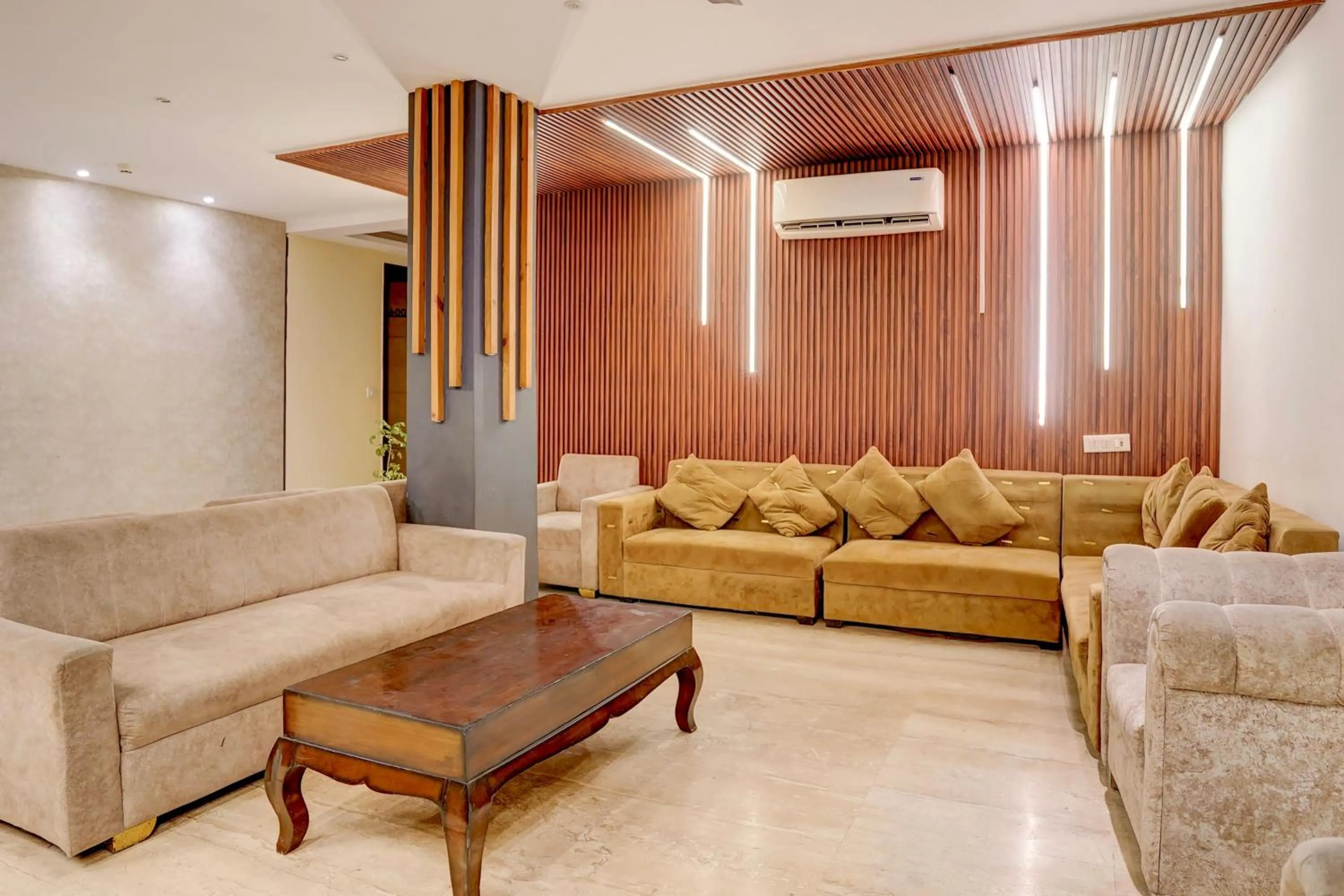 Lobby or reception in Super Townhouse Airport Road Delhi