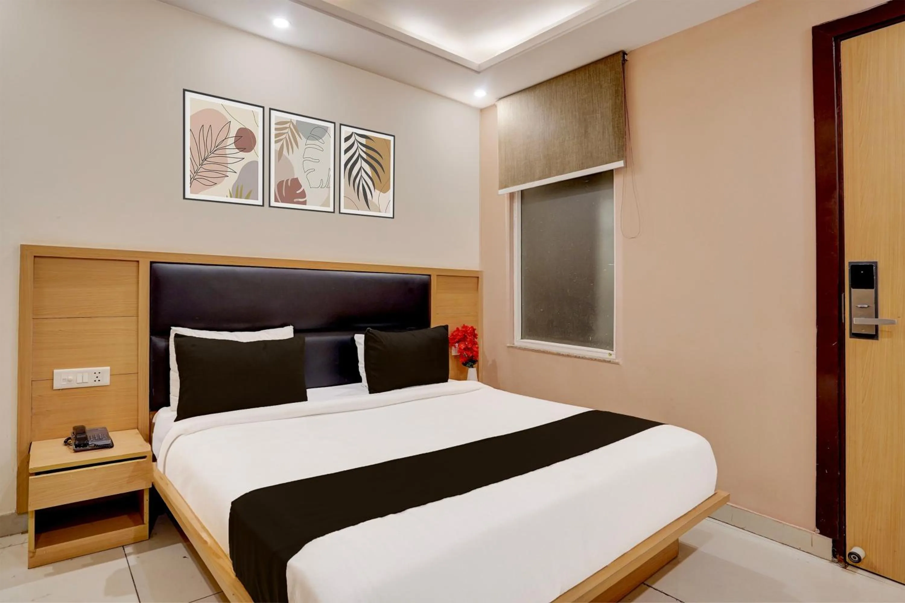 Bedroom, Bed in Super Townhouse Airport Road Delhi