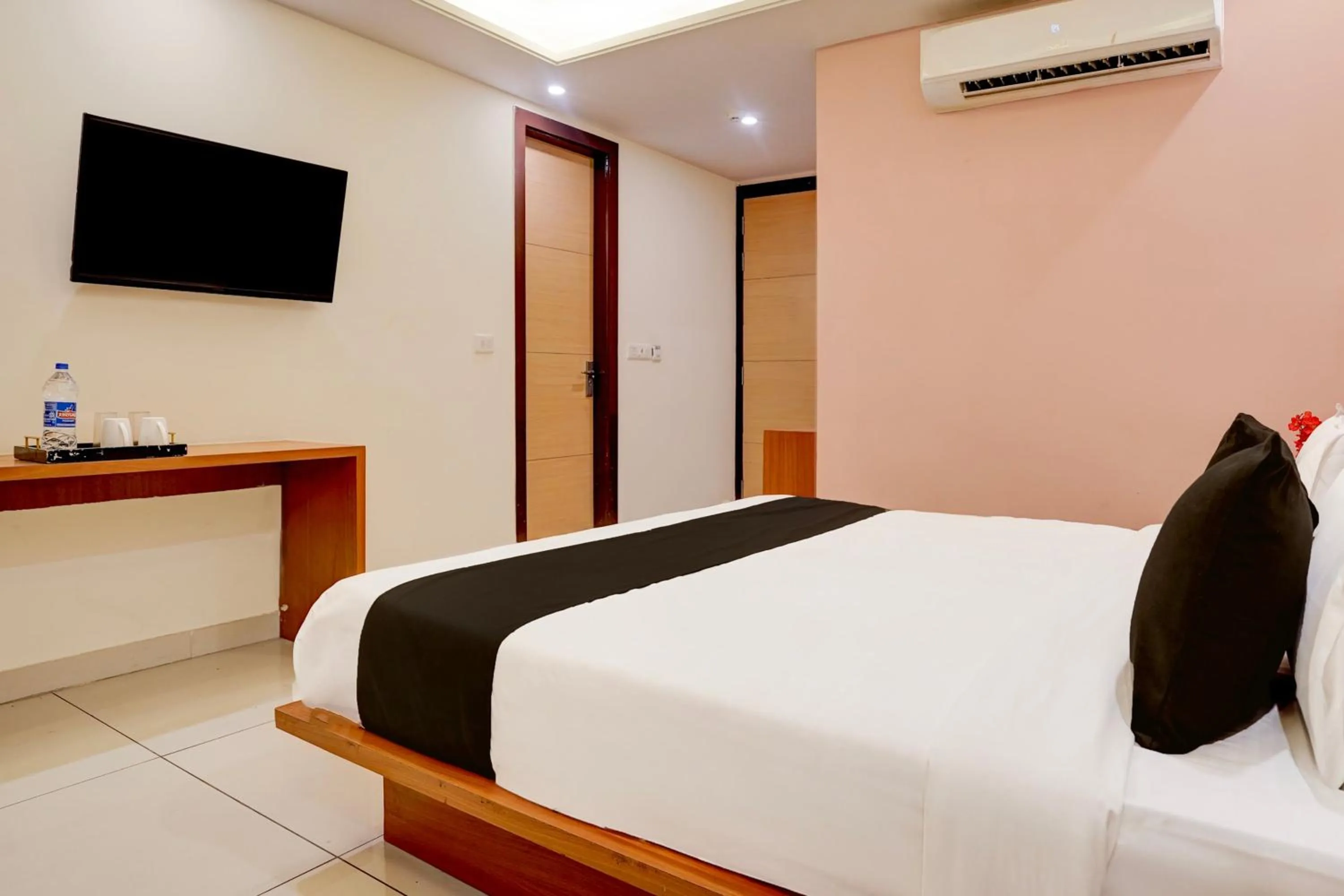 Bedroom, Bed in Super Townhouse Airport Road Delhi