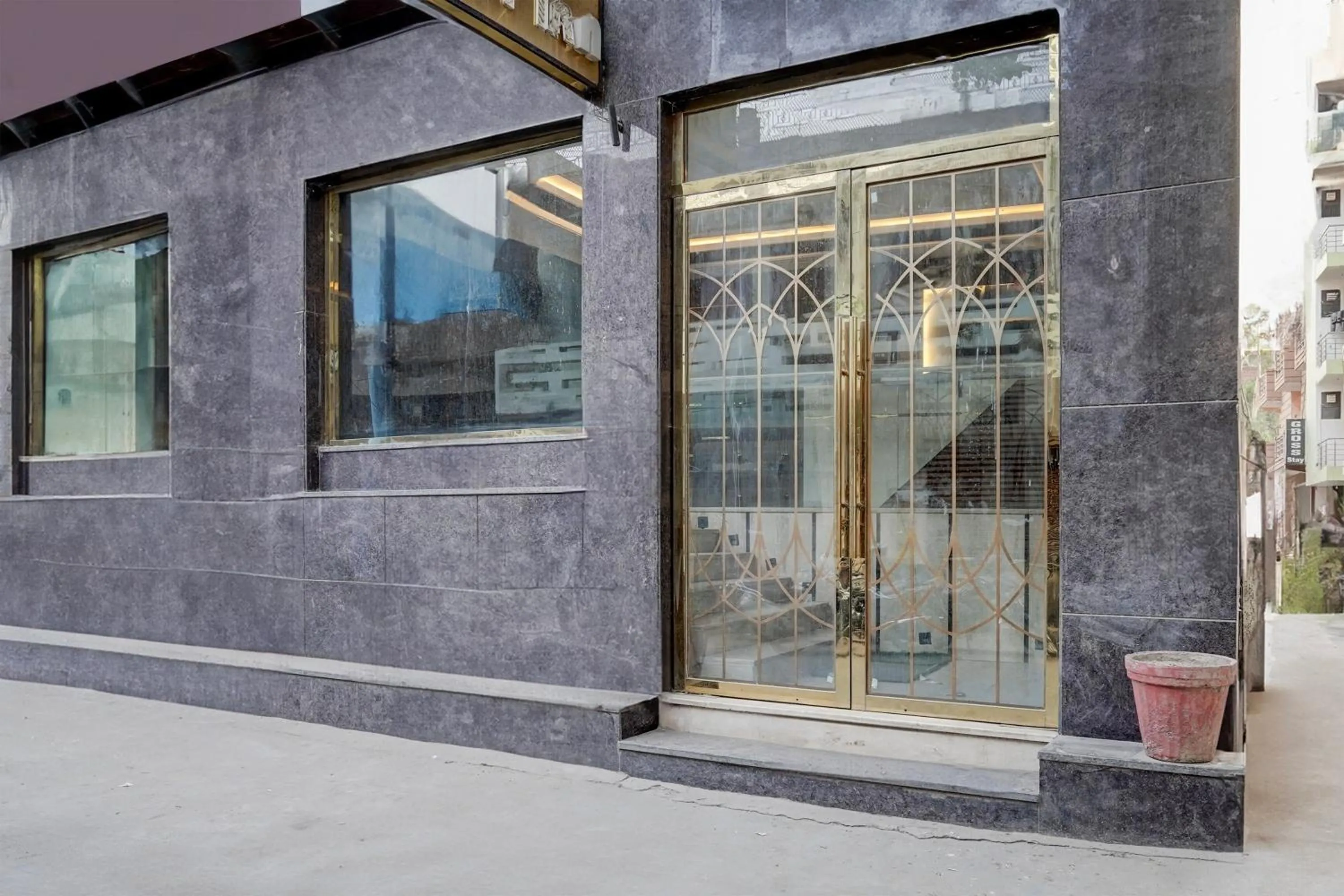 Facade/entrance in Super Townhouse Airport Road Delhi