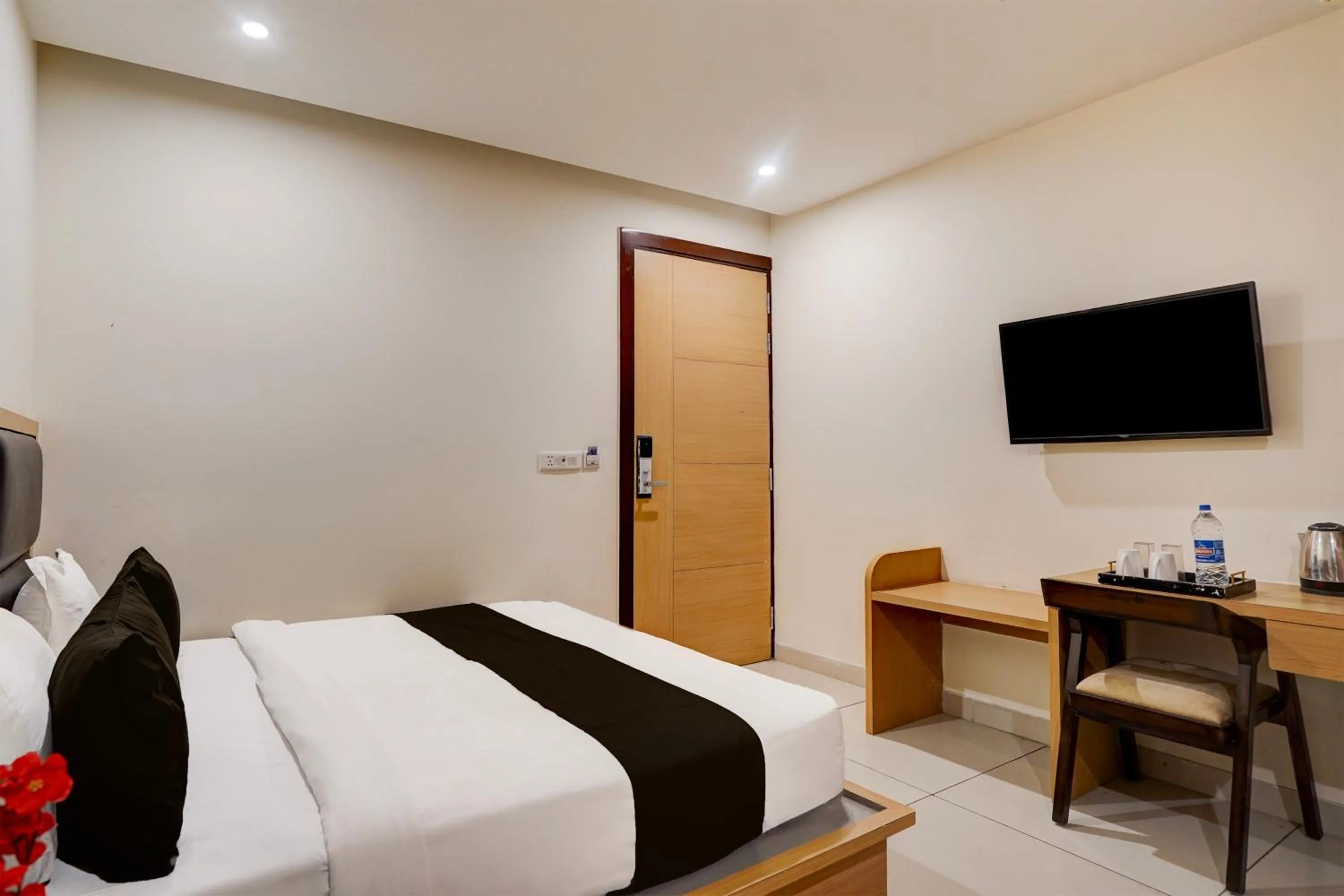 Bedroom, Bed in Super Townhouse Airport Road Delhi