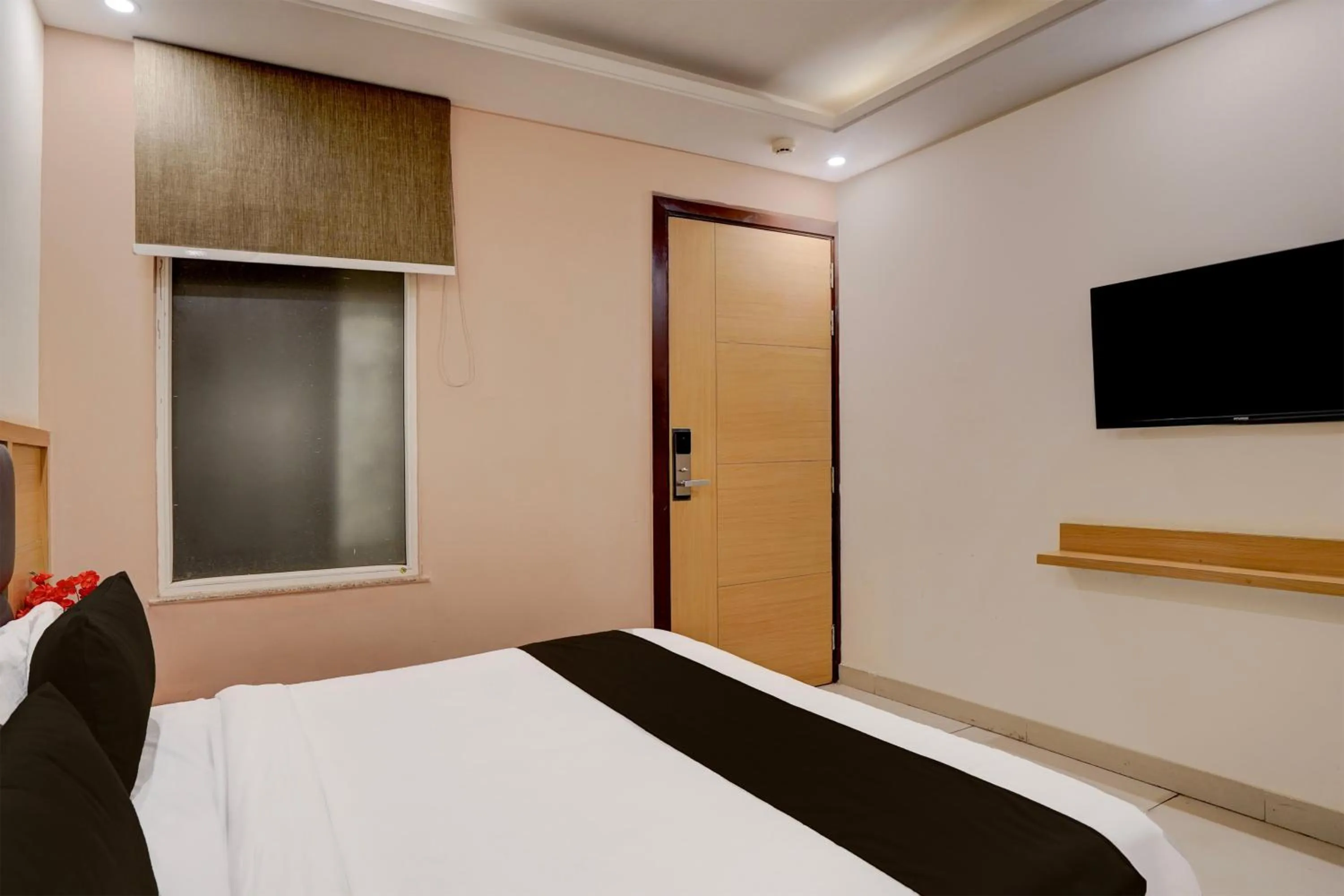 Bedroom, Bed in Super Townhouse Airport Road Delhi