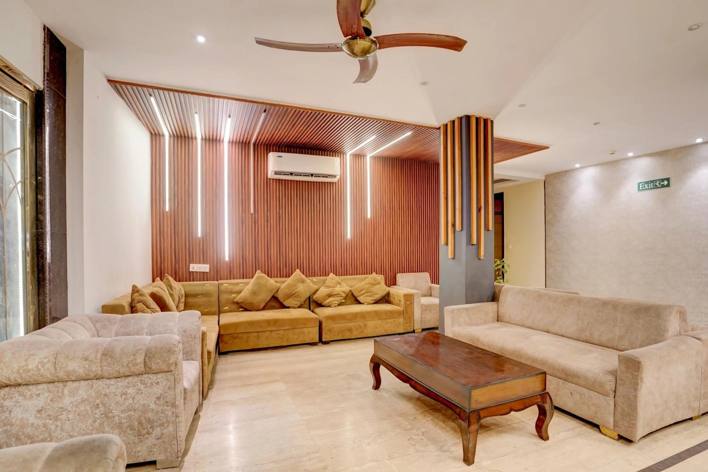 Lobby or reception in Super Townhouse Airport Road Delhi
