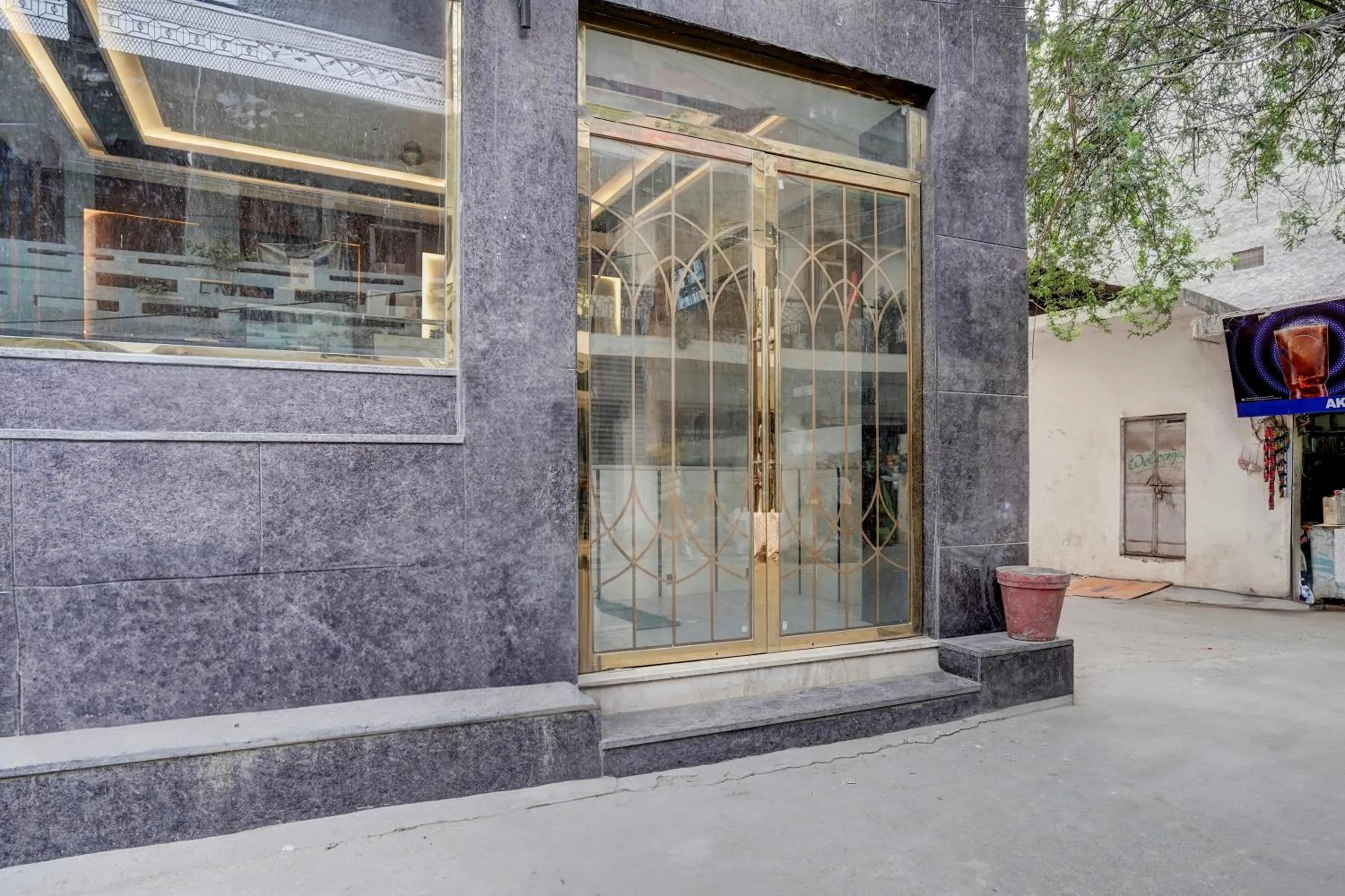 Facade/entrance in Super Townhouse Airport Road Delhi