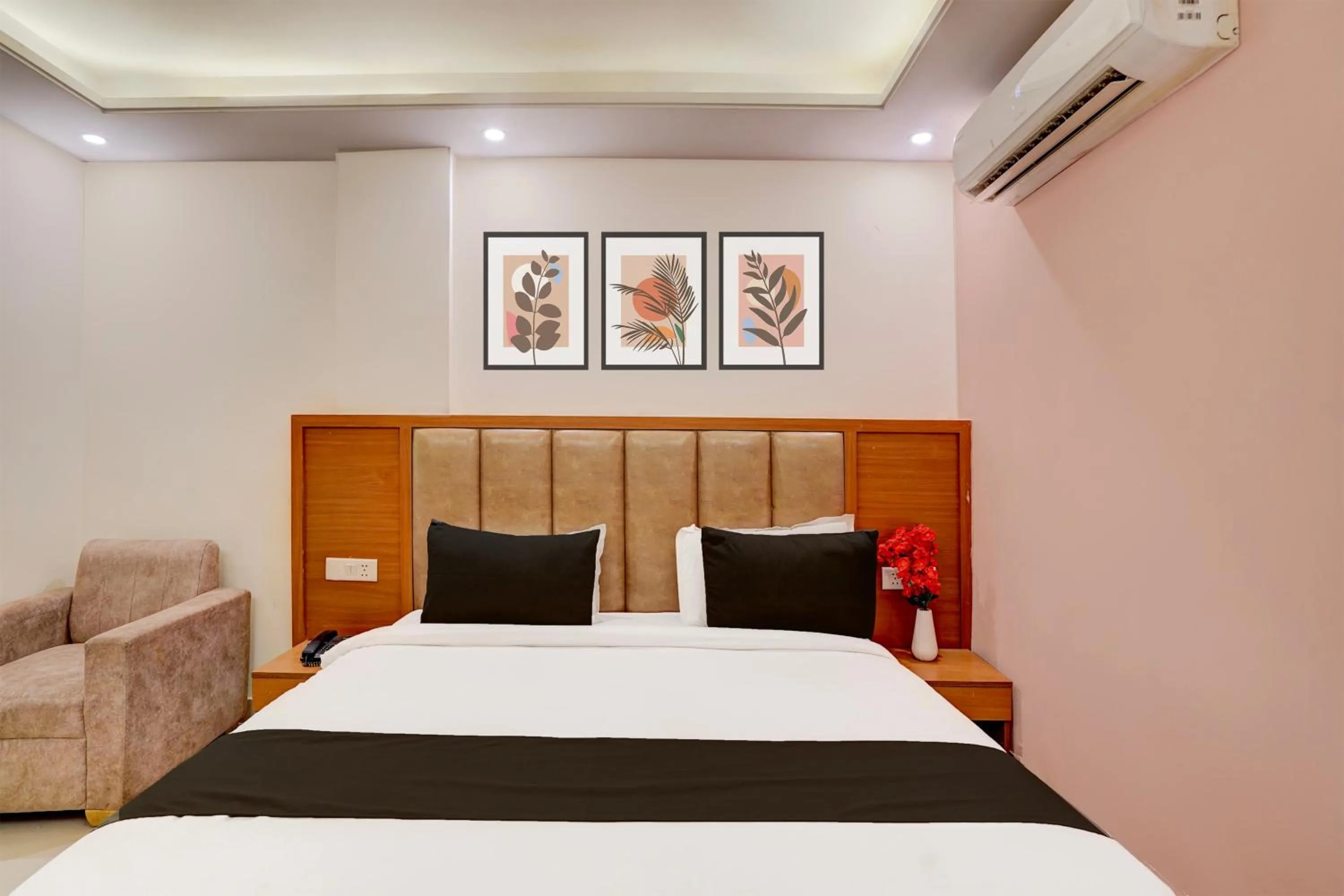 Bedroom, Bed in Super Townhouse Airport Road Delhi