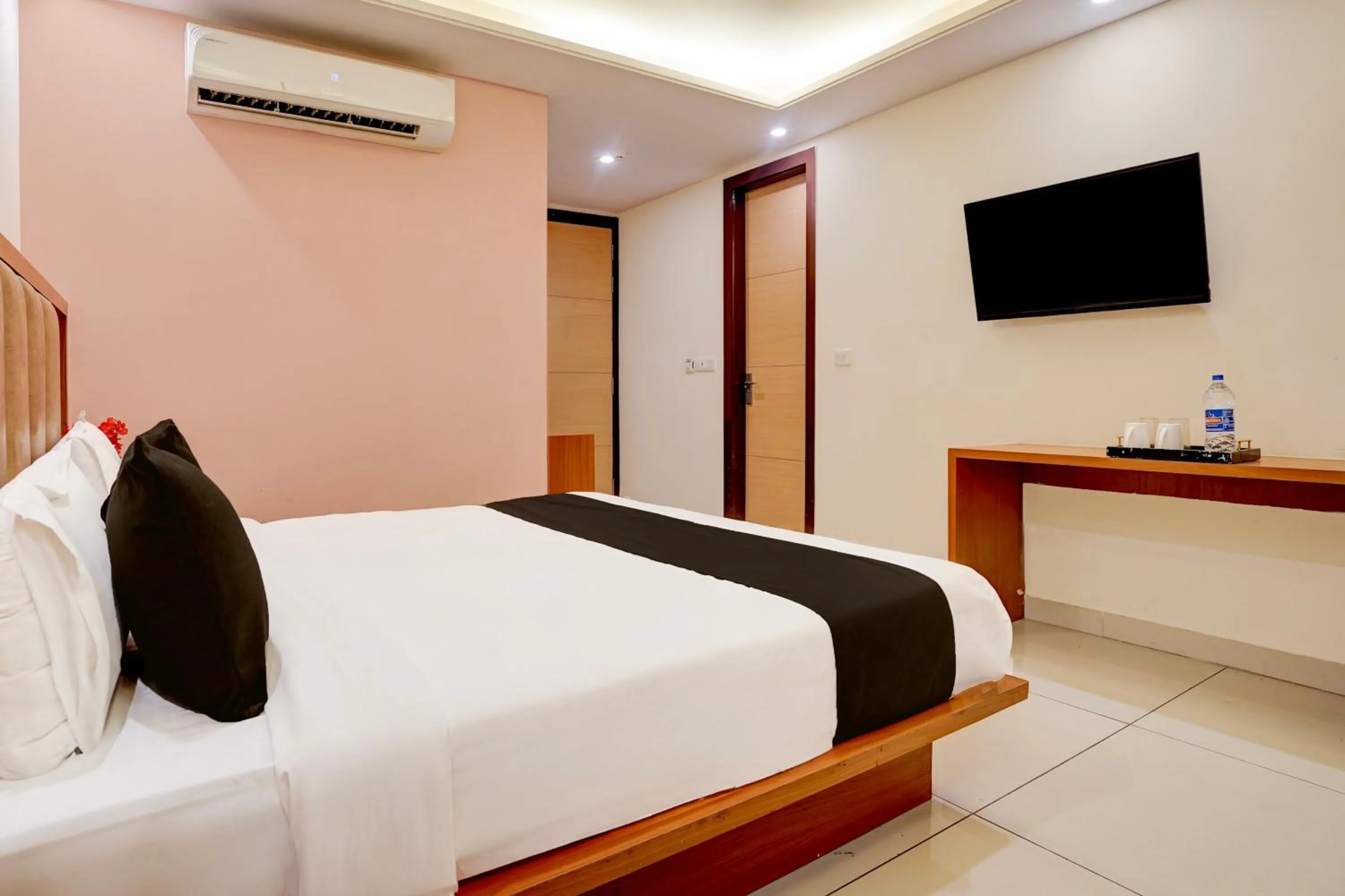 Bedroom, Bed in Super Townhouse Airport Road Delhi