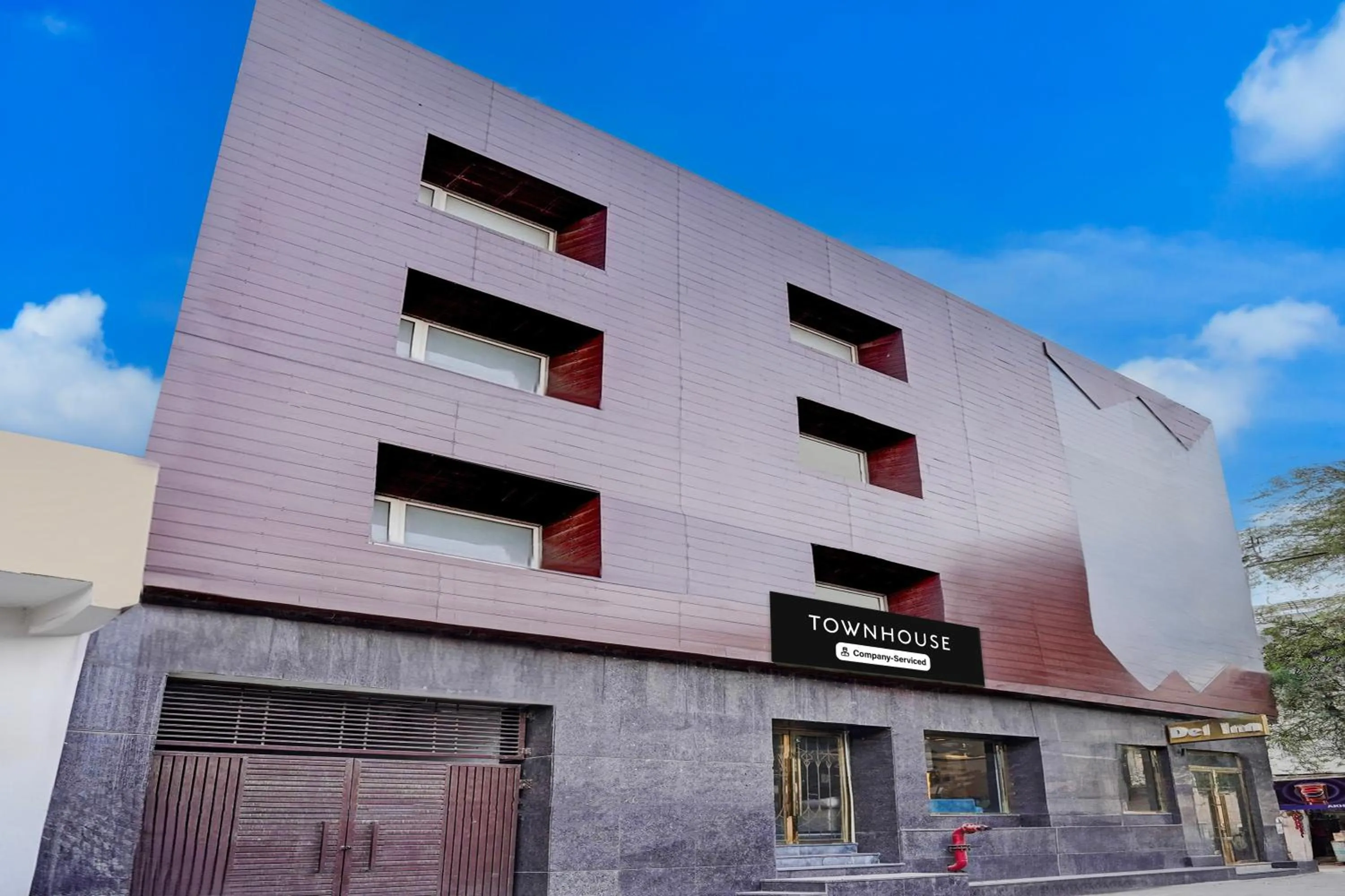 Facade/entrance in Super Townhouse Airport Road Delhi