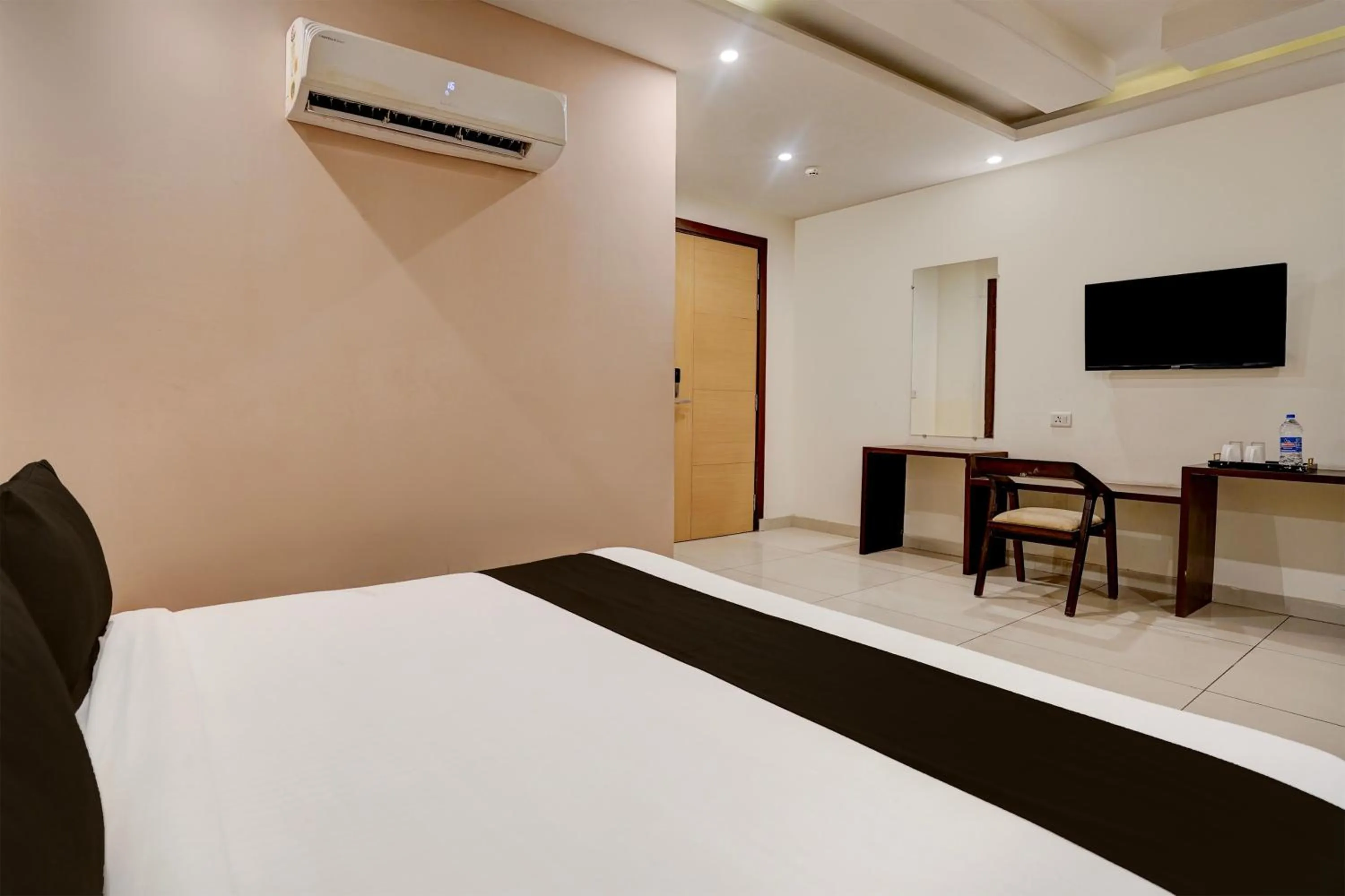 Bedroom, Bed in Super Townhouse Airport Road Delhi