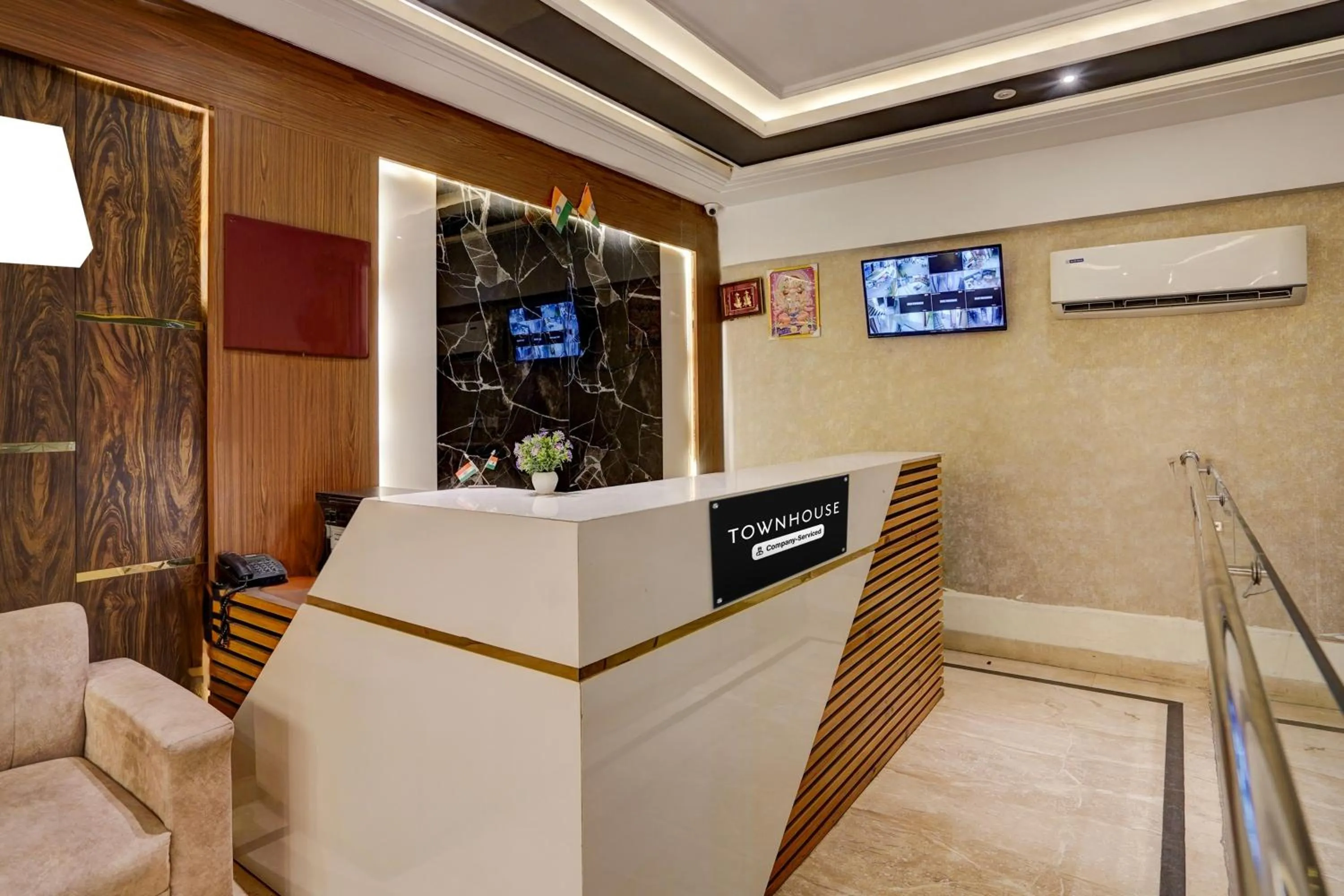 Lobby or reception in Super Townhouse Airport Road Delhi