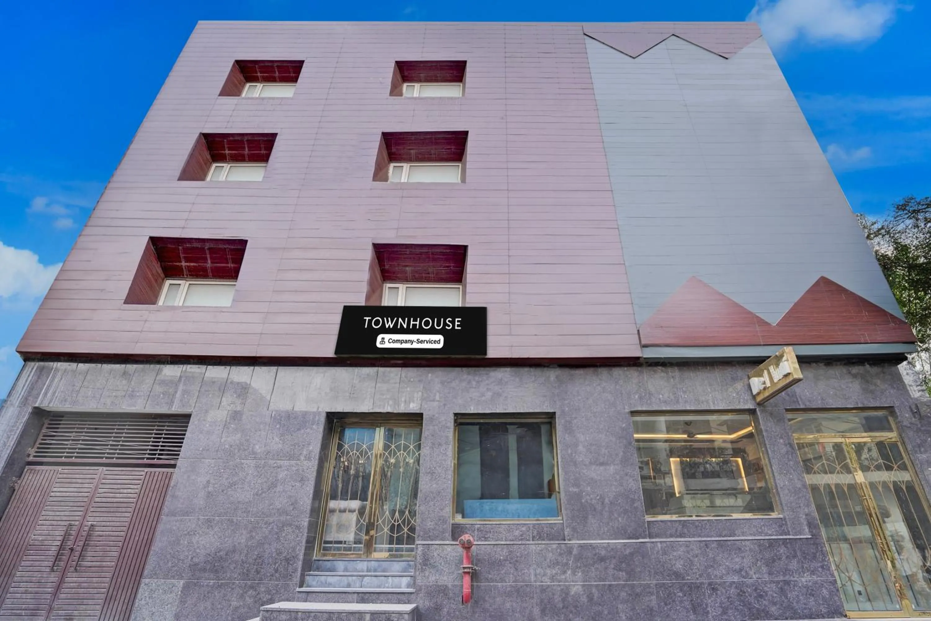 Facade/entrance in Super Townhouse Airport Road Delhi