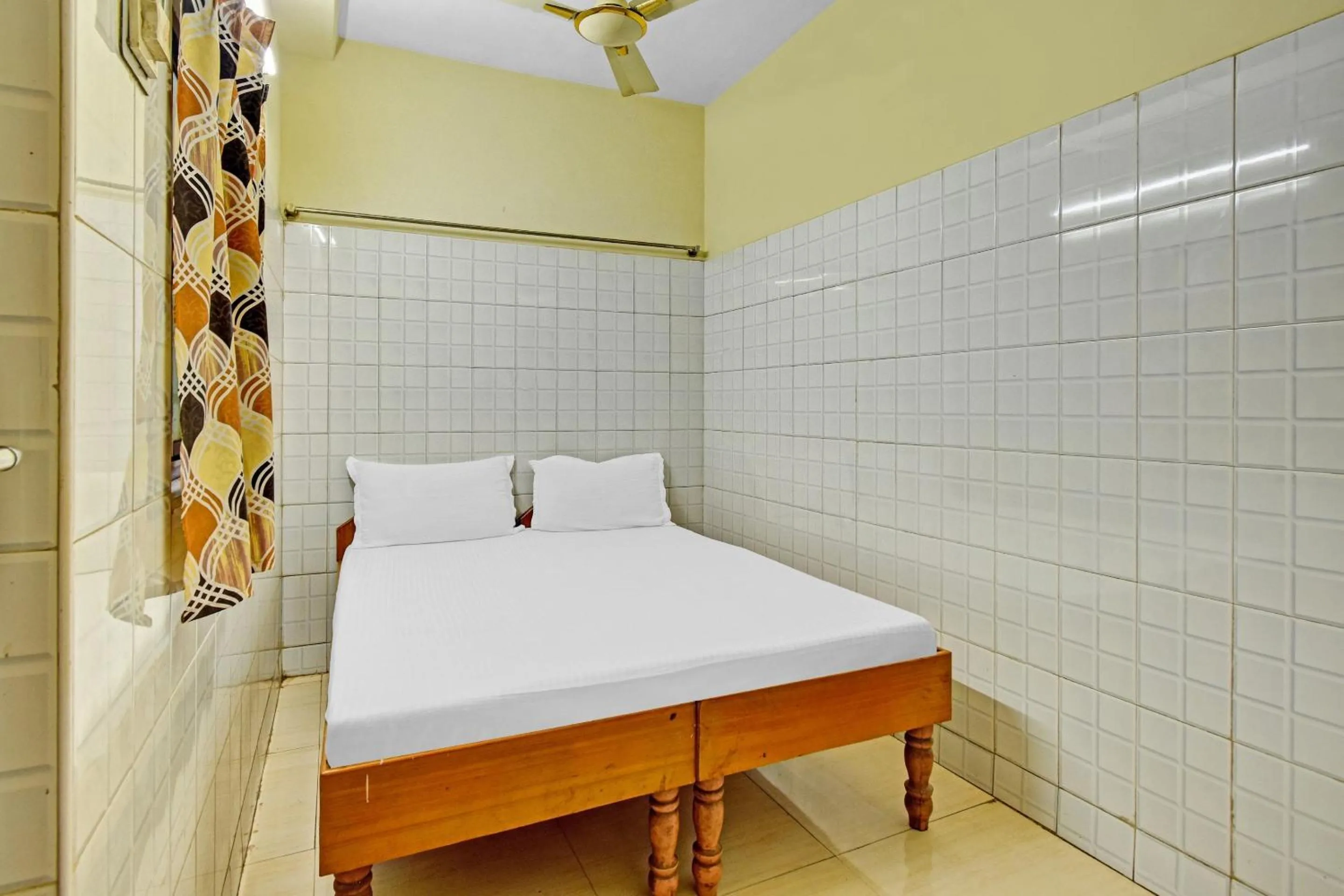 Bedroom in Hotel O Dream Palace Guest House Near Marina Beach