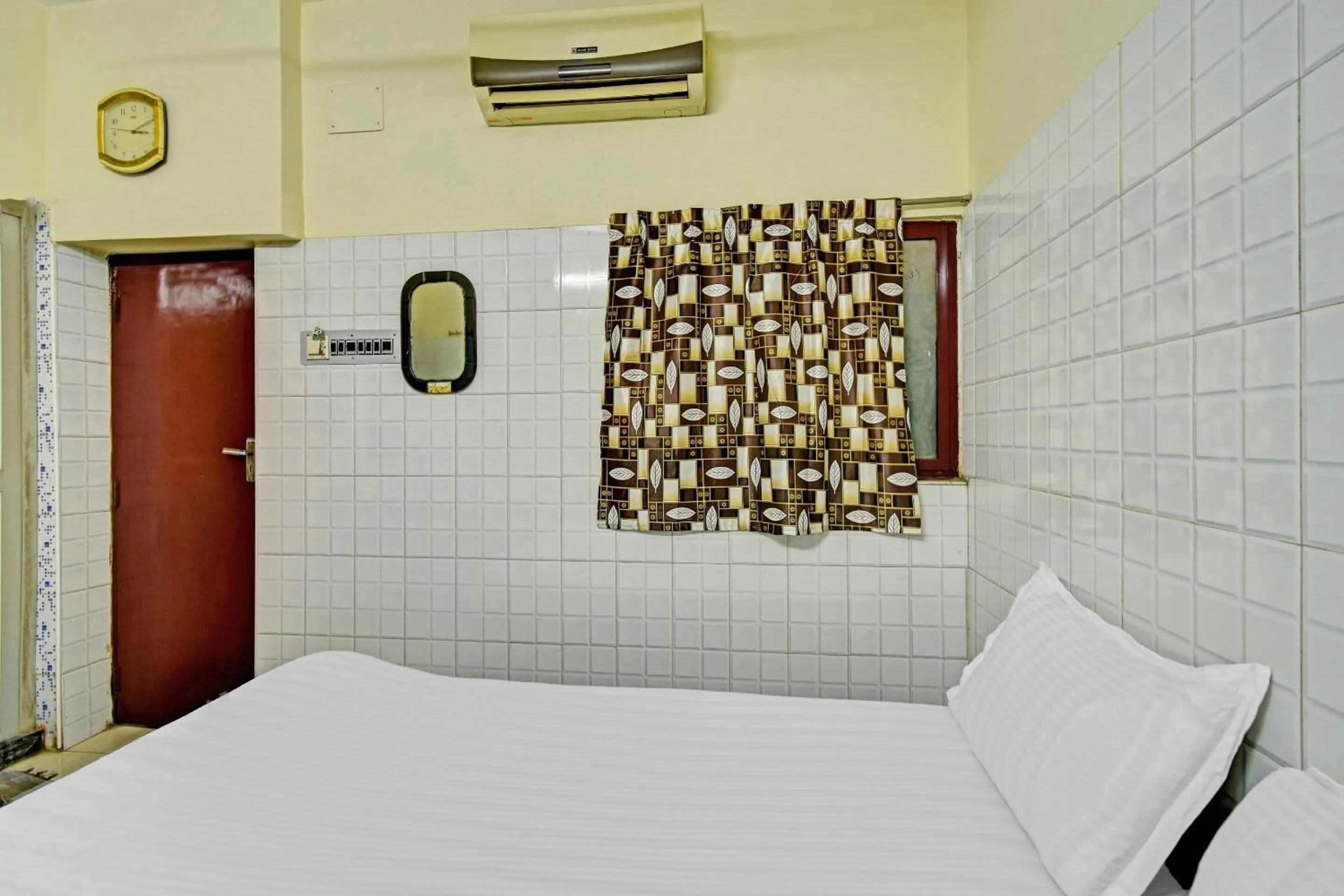 Bedroom in Hotel O Dream Palace Guest House Near Marina Beach