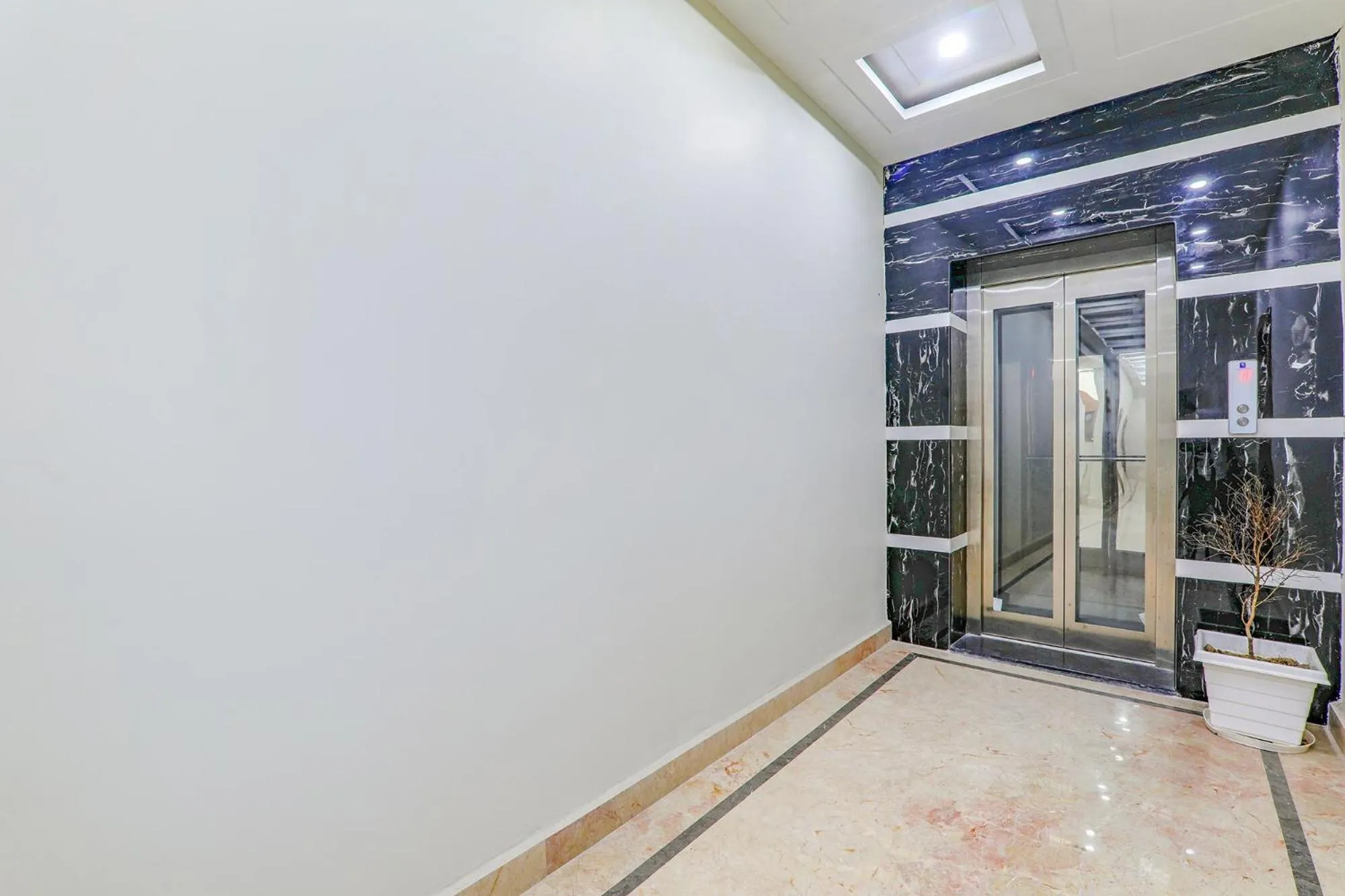 elevator in FabHotel Super 3 Premium - Banaras Railway Station