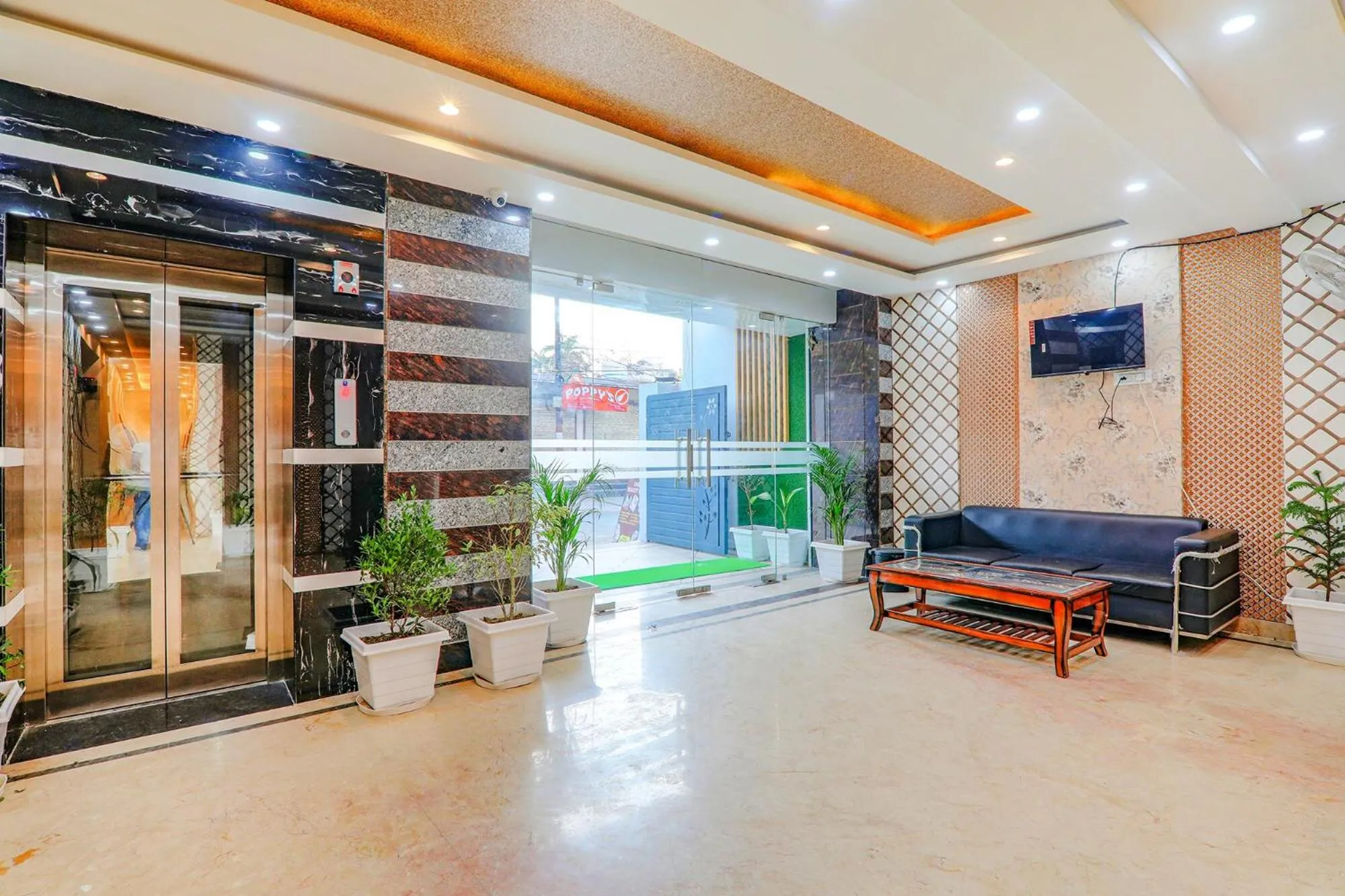 Lobby or reception in FabHotel Super 3 Premium - Banaras Railway Station
