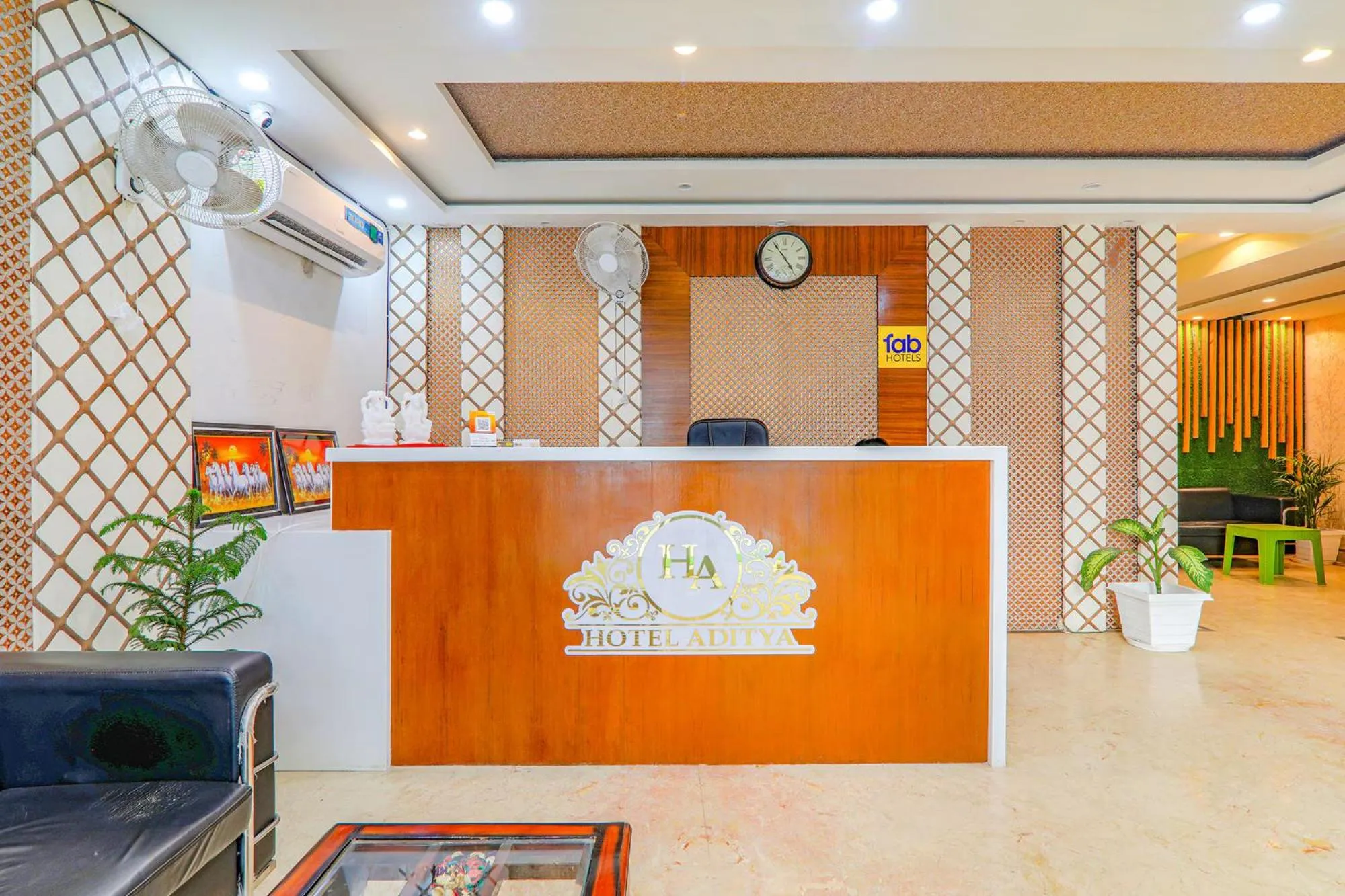 Lobby or reception in FabHotel Super 3 Premium - Banaras Railway Station