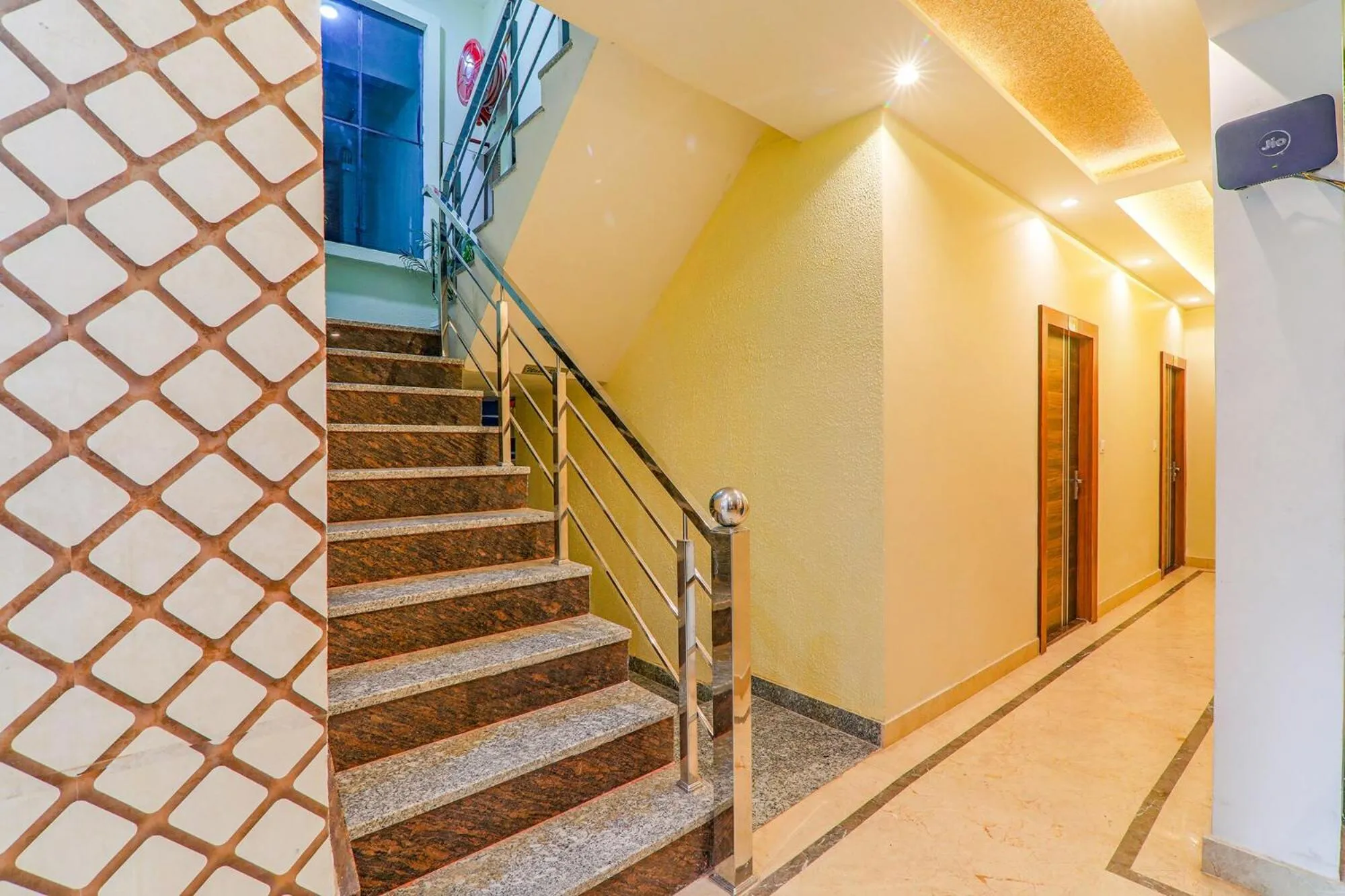 Lobby or reception in FabHotel Super 3 Premium - Banaras Railway Station