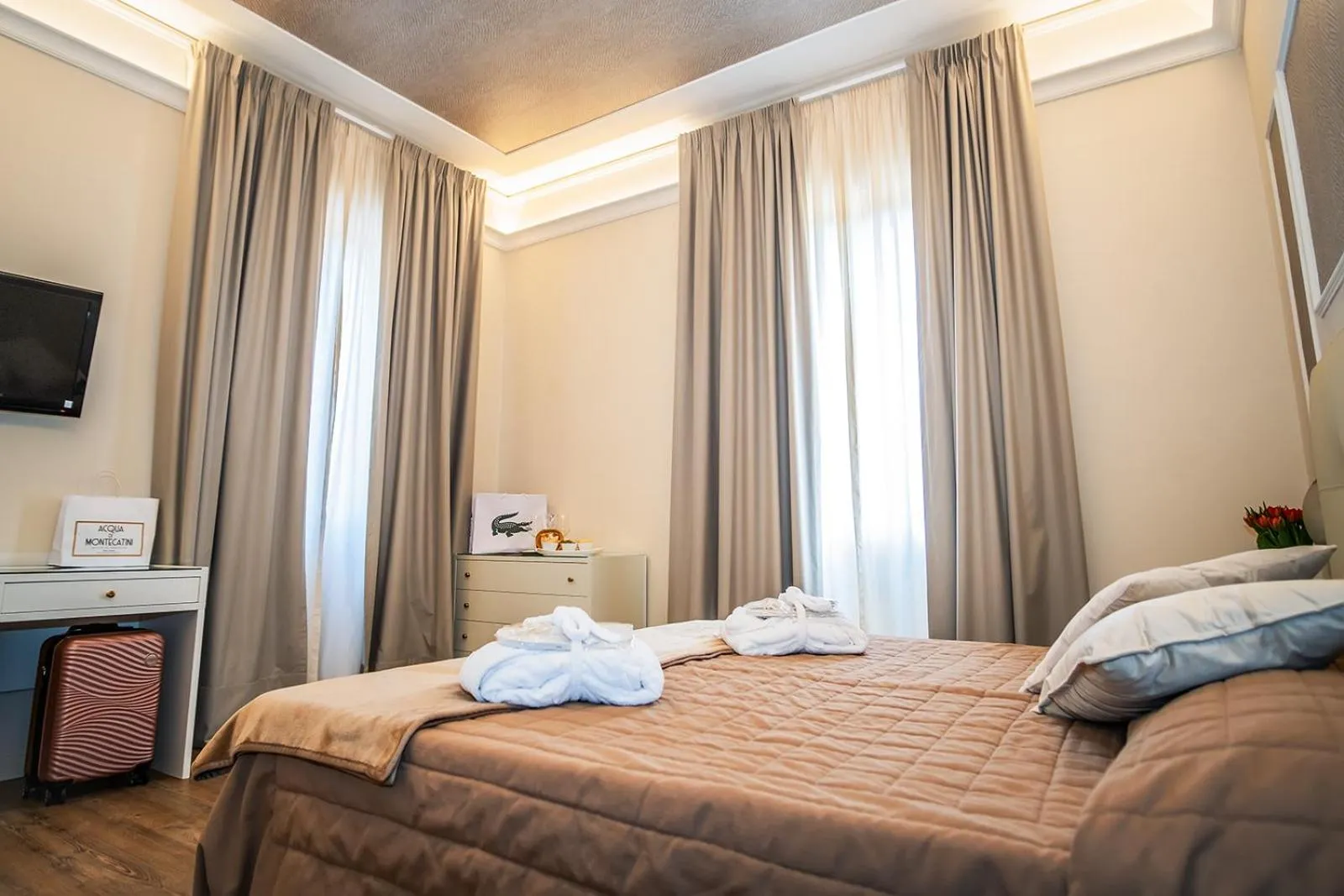 Shower, Bed in Hotel Ariston & Spa