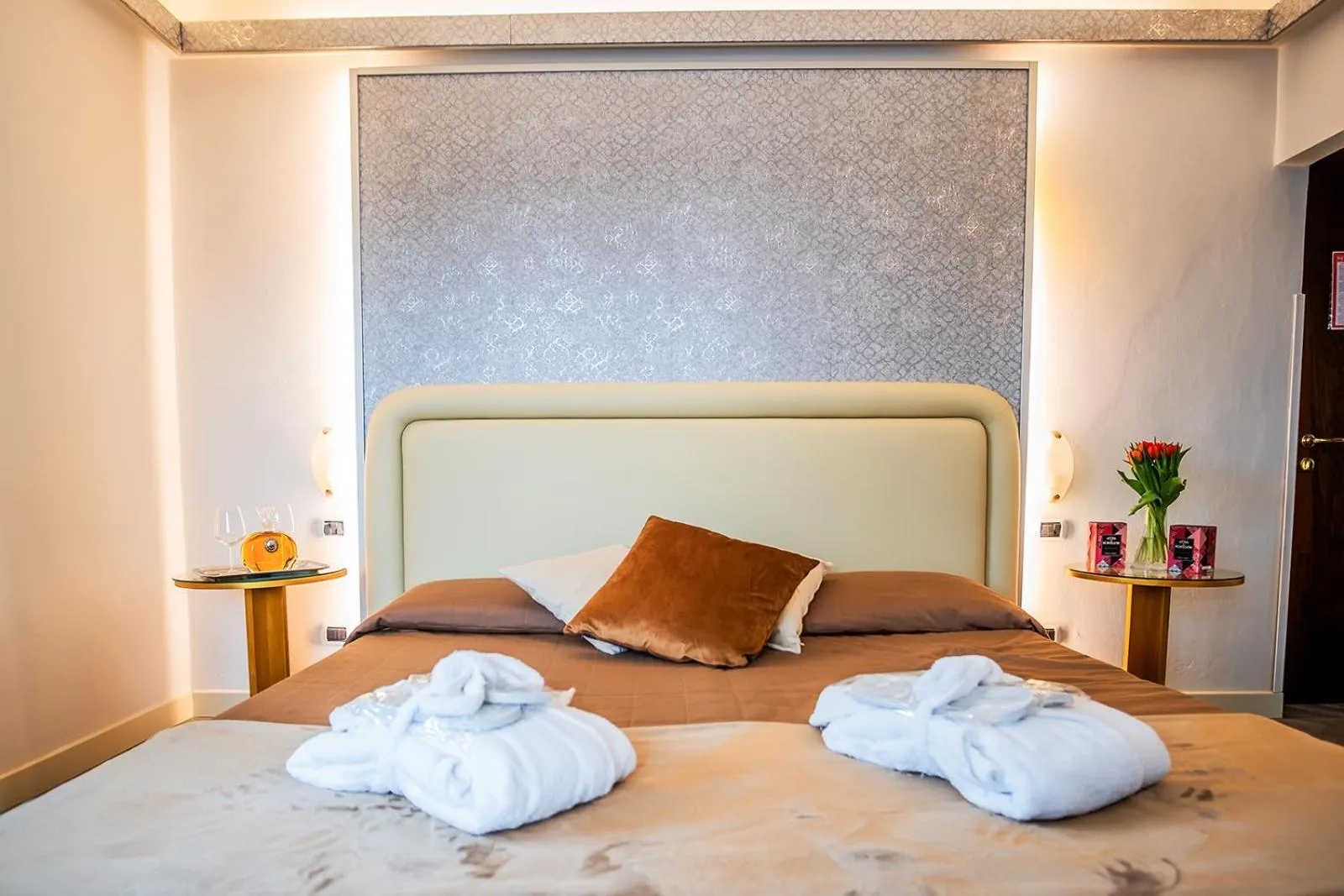 Shower, Bed in Hotel Ariston & Spa