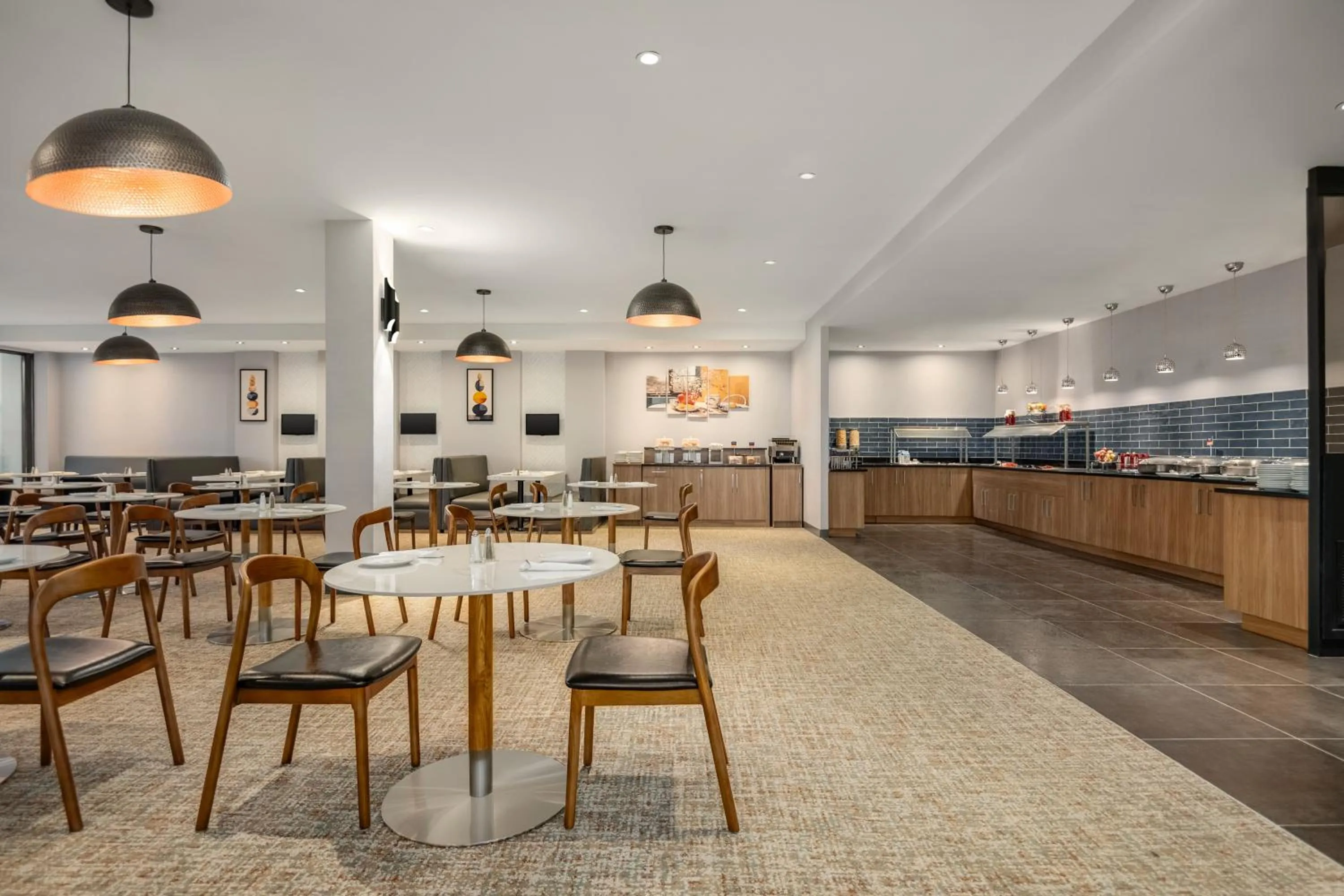 Restaurant/places to eat in Radisson Hotel Montreal Airport