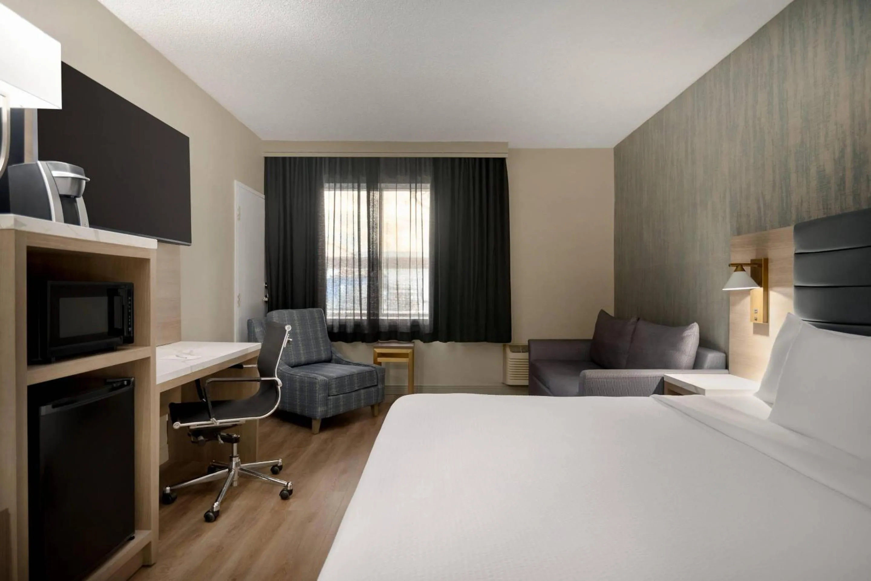 Bedroom, Bed in Radisson Hotel Montreal Airport