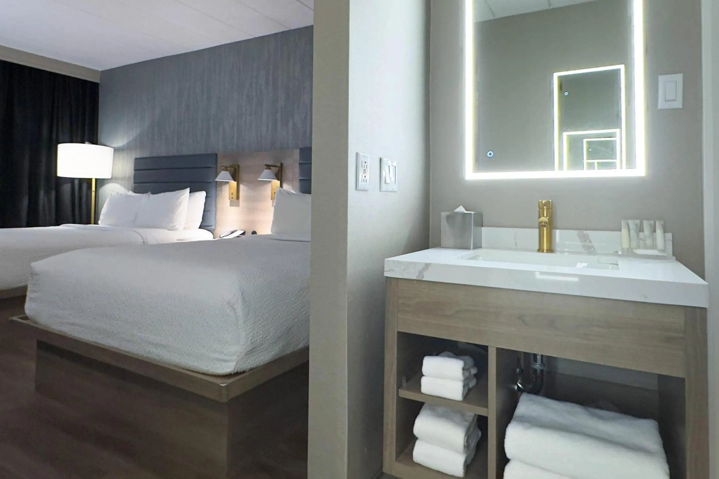 Bedroom, Bed in Radisson Hotel Montreal Airport