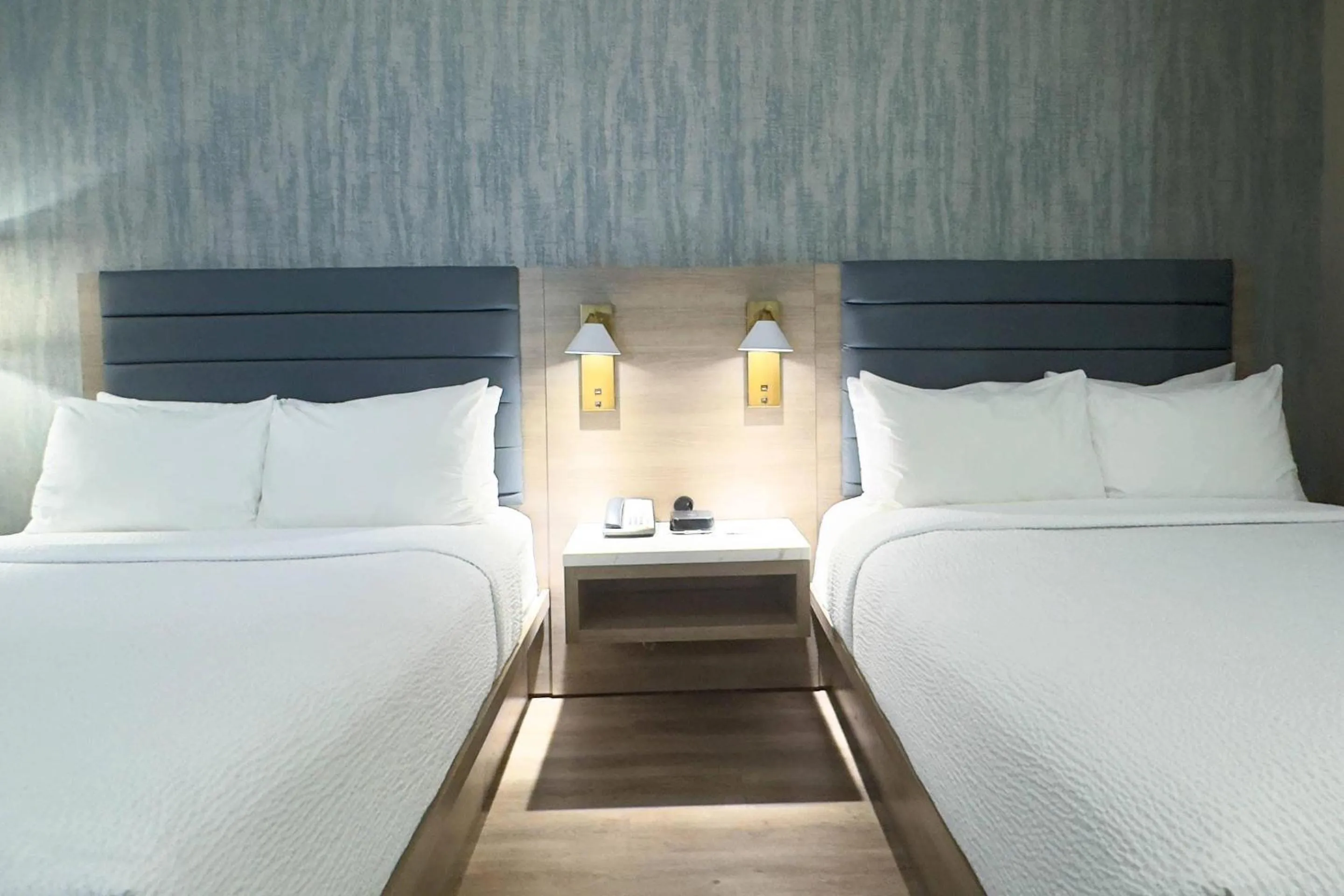 Bedroom, Bed in Radisson Hotel Montreal Airport