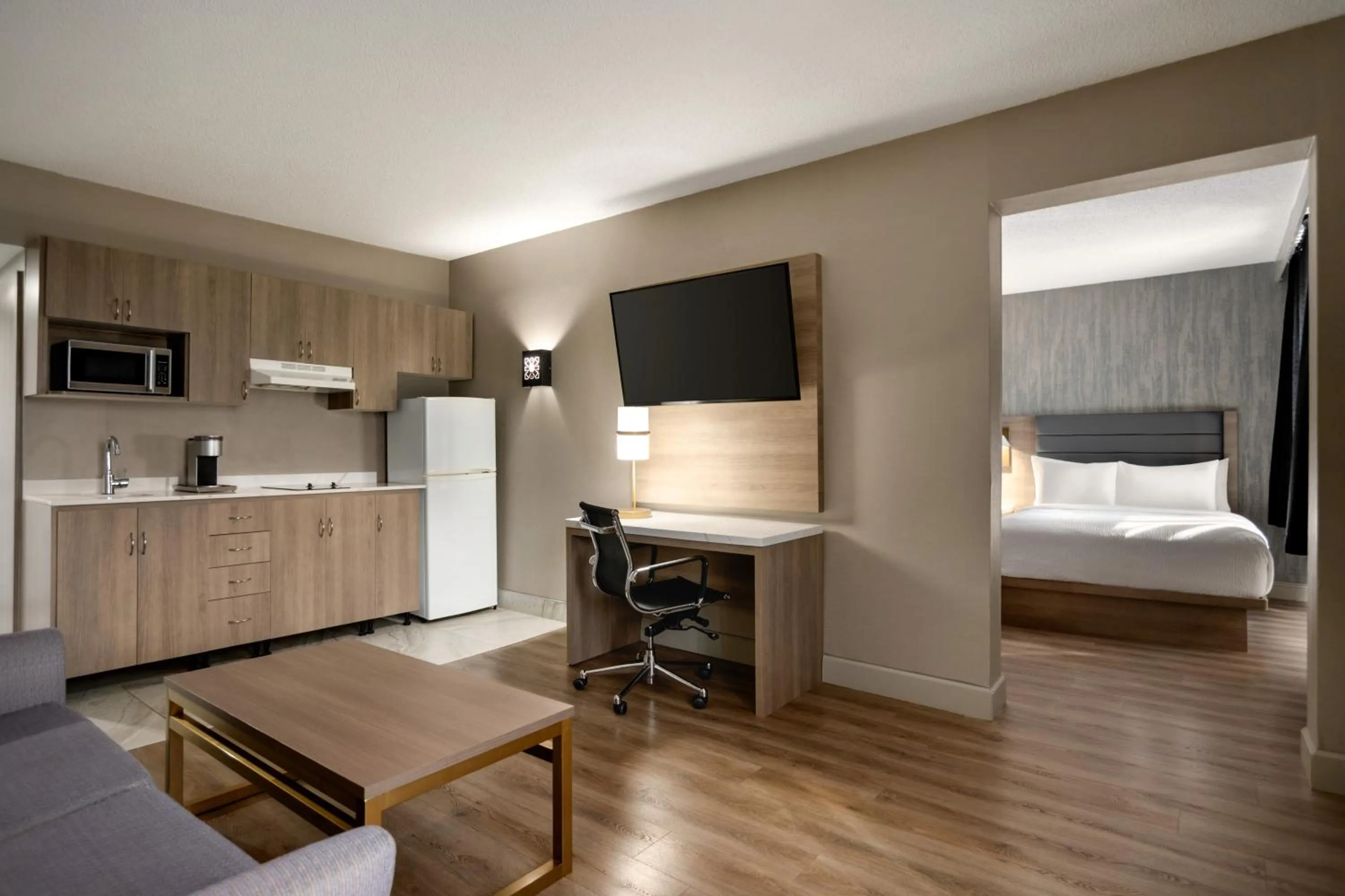 Kitchen or kitchenette, Bed in Radisson Hotel Montreal Airport