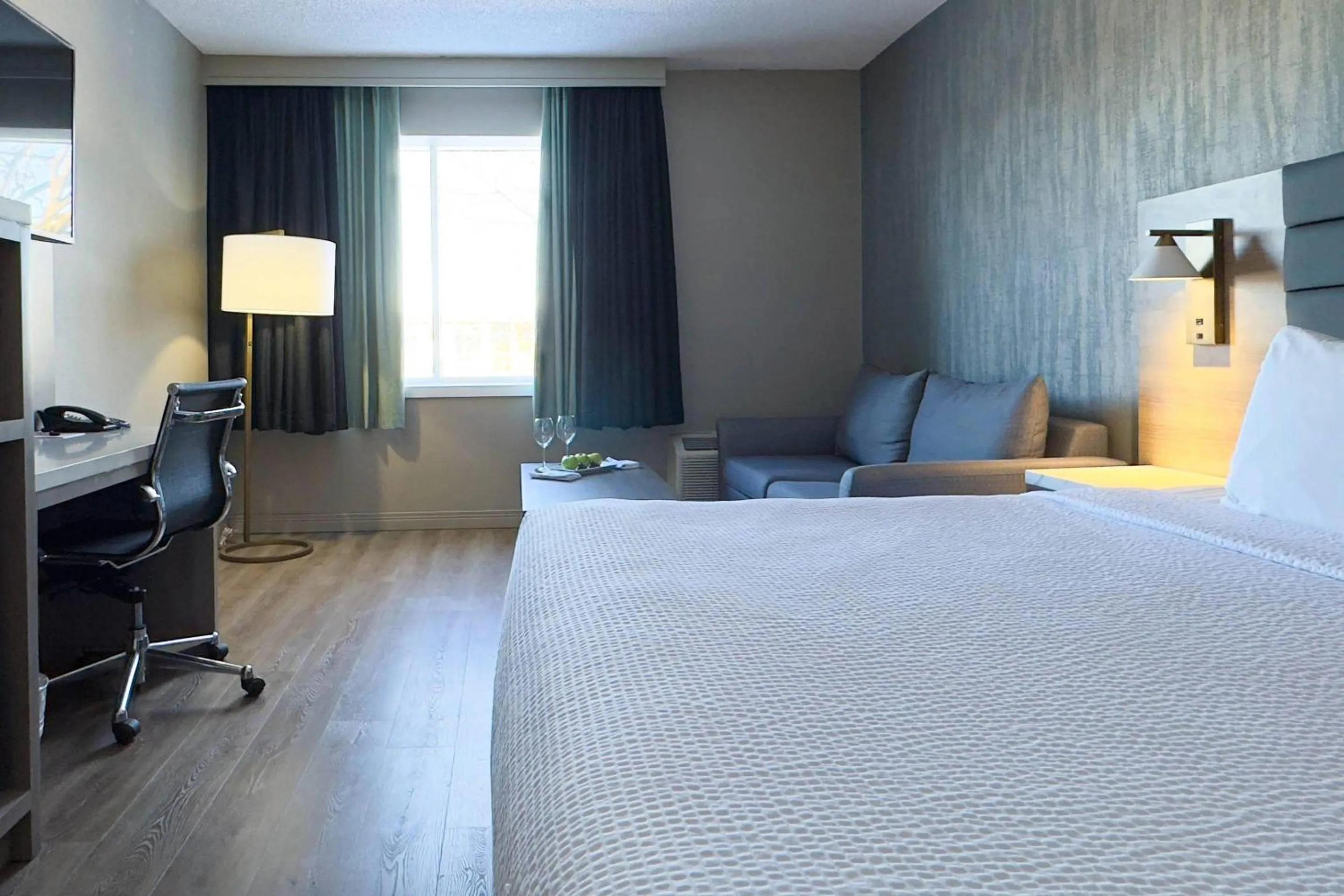 Bedroom, Bed in Radisson Hotel Montreal Airport
