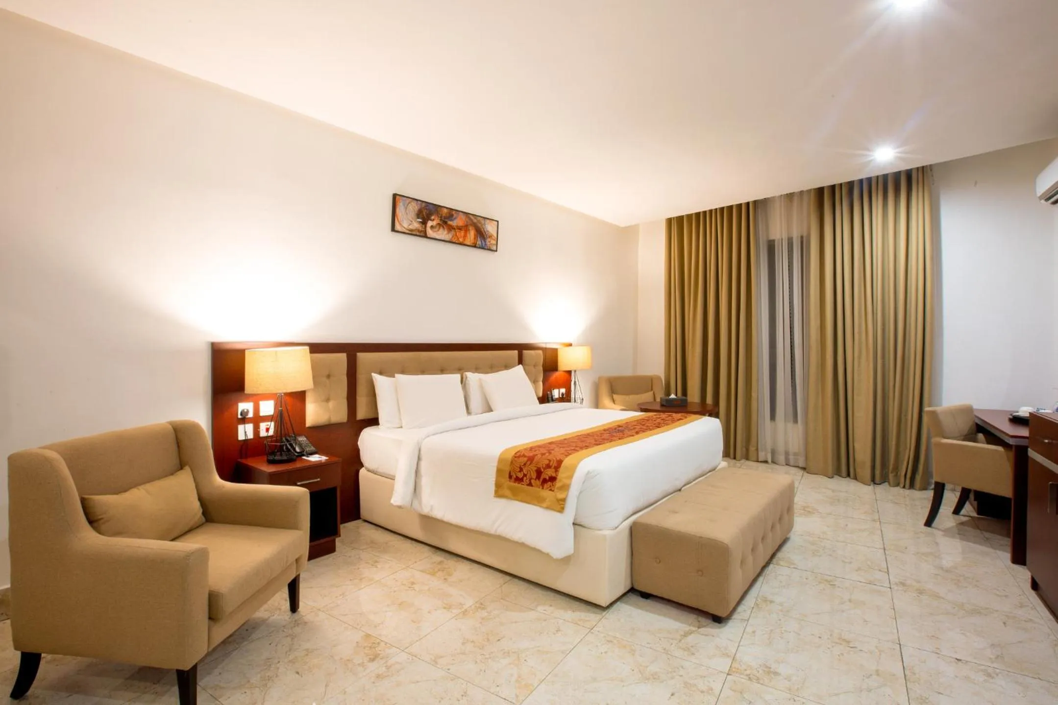 Photo of the whole room, Bed in JOHNWOOD HOTEL by Bolton