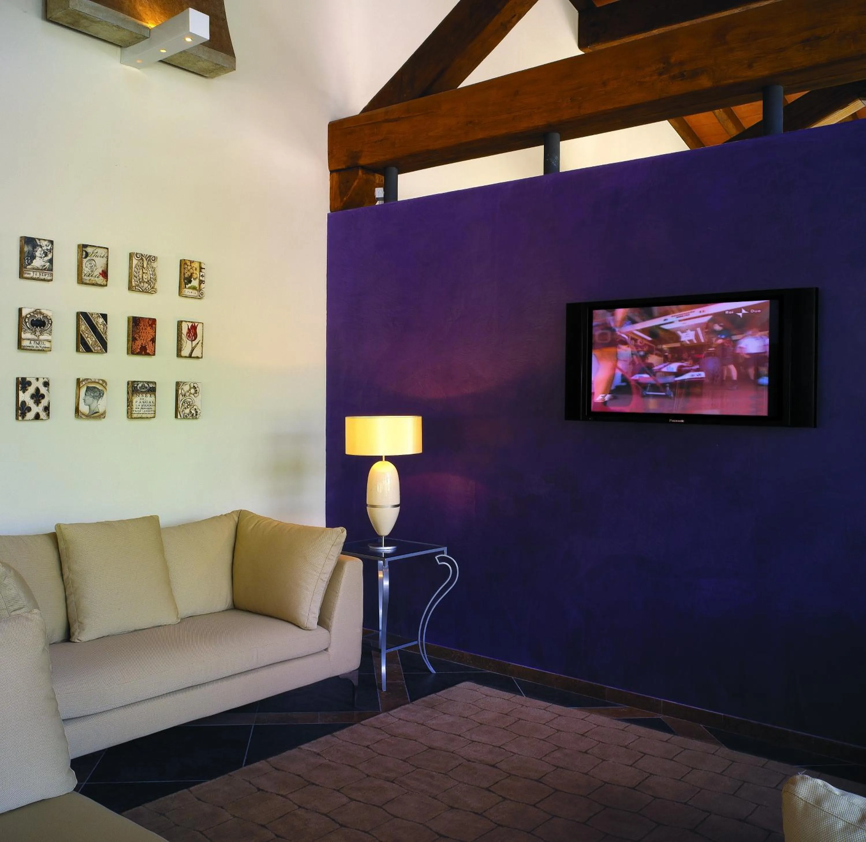 Communal lounge/ TV room in Meridiana Country Hotel