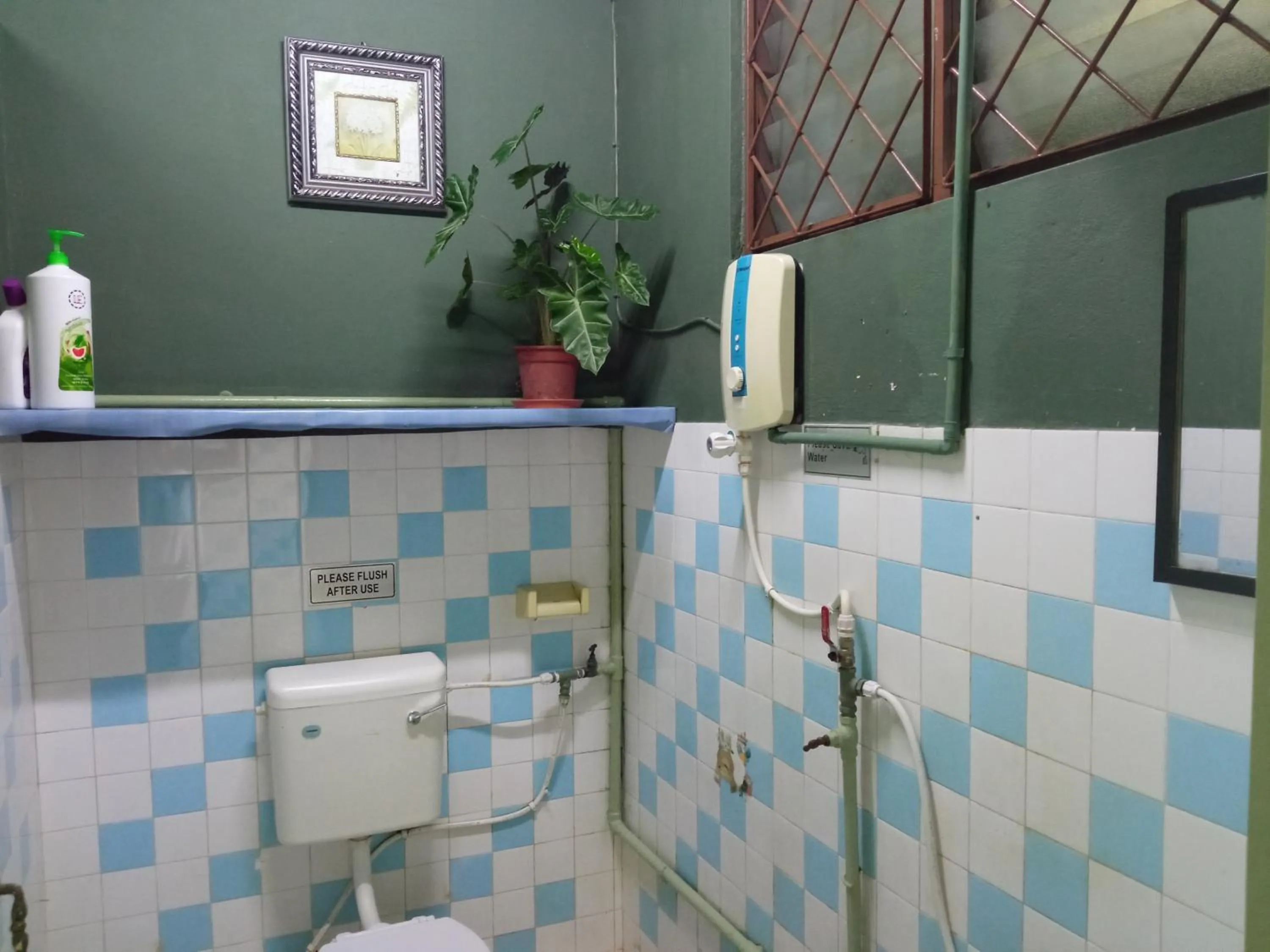 Toilet in Marco Polo Guest House