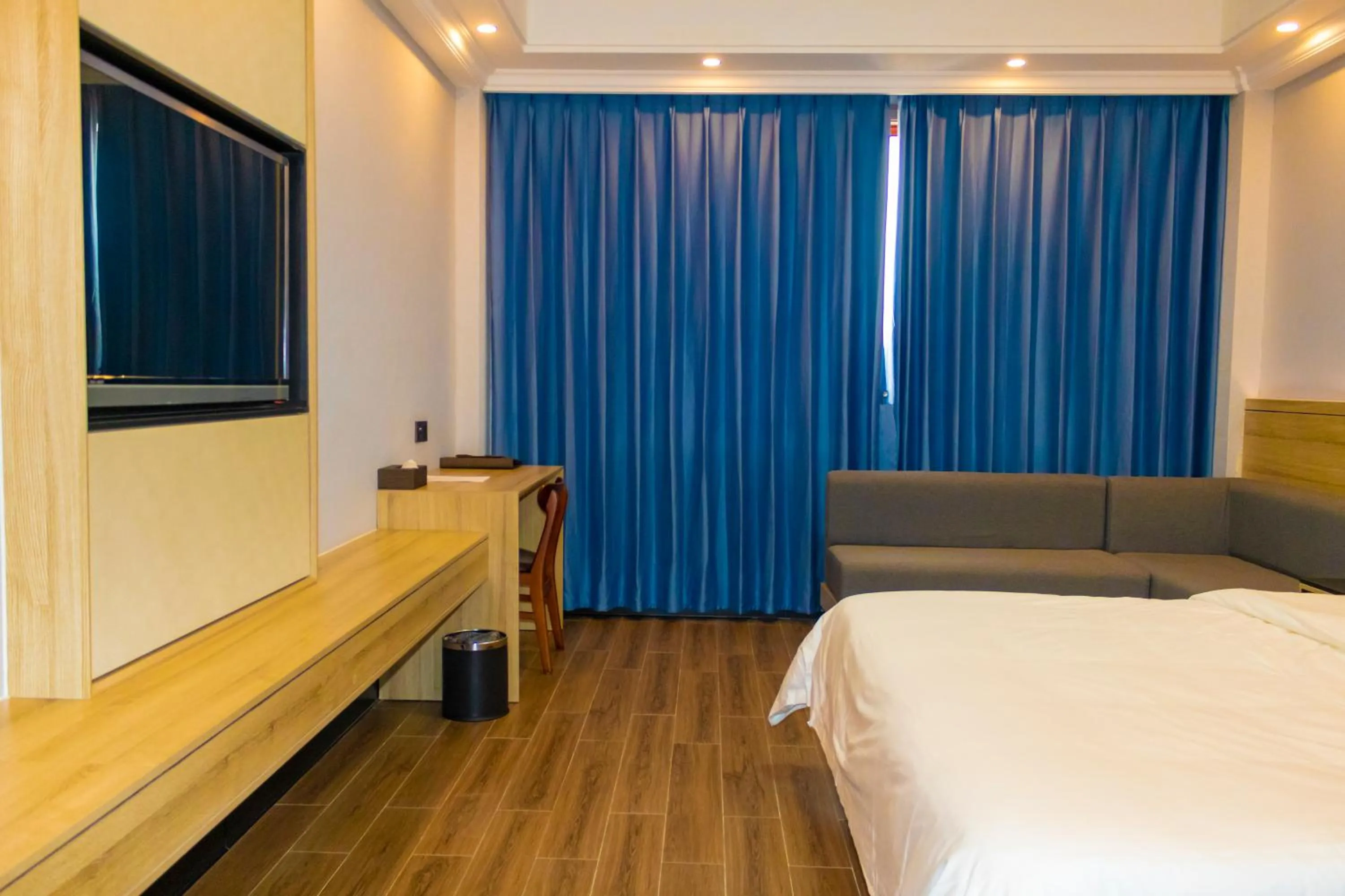 Communal lounge/ TV room in G.C ROYAL HOTEL