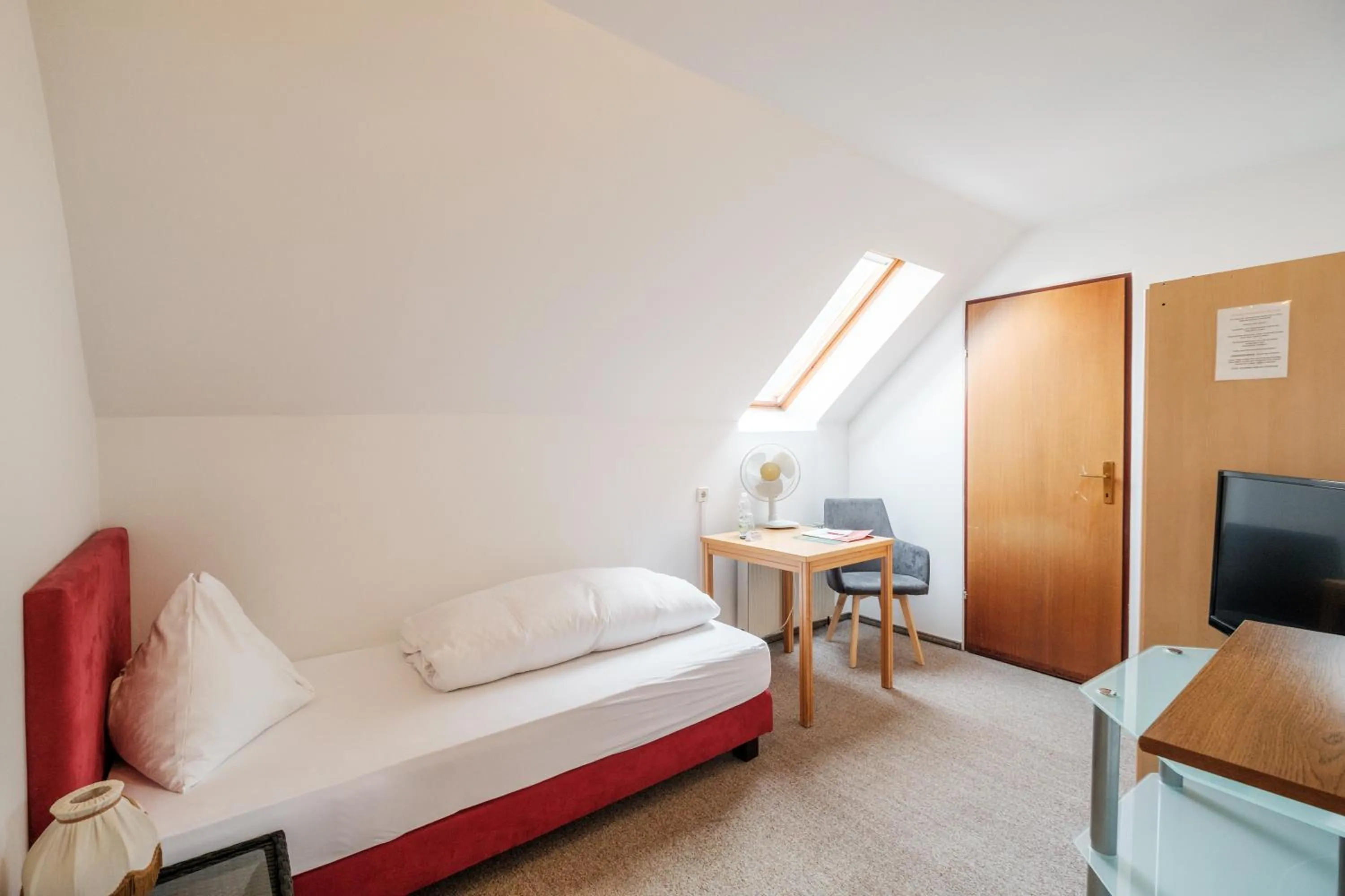 Bedroom, Bed in Hotel Restaurant Schwarzer Adler