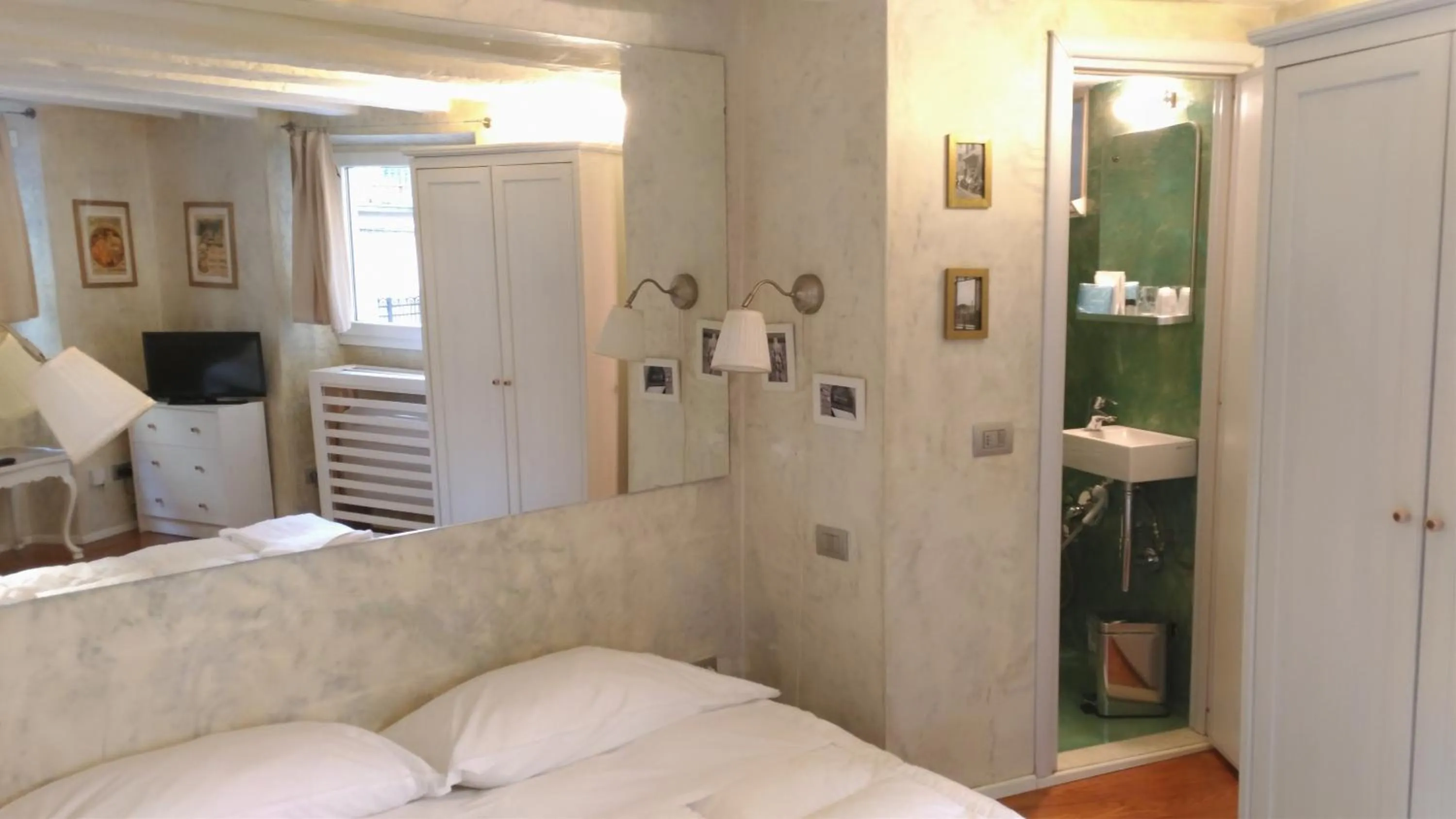 Shower, Bed in Hotel Santa Croce