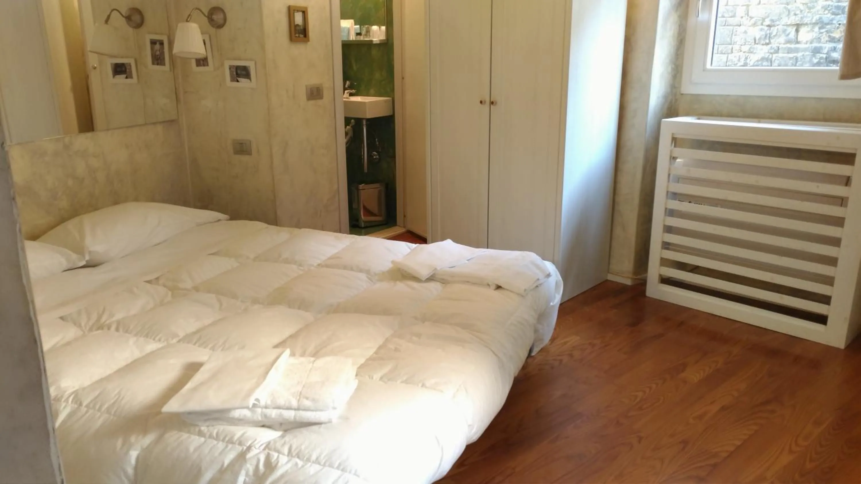 Shower, Bed in Hotel Santa Croce