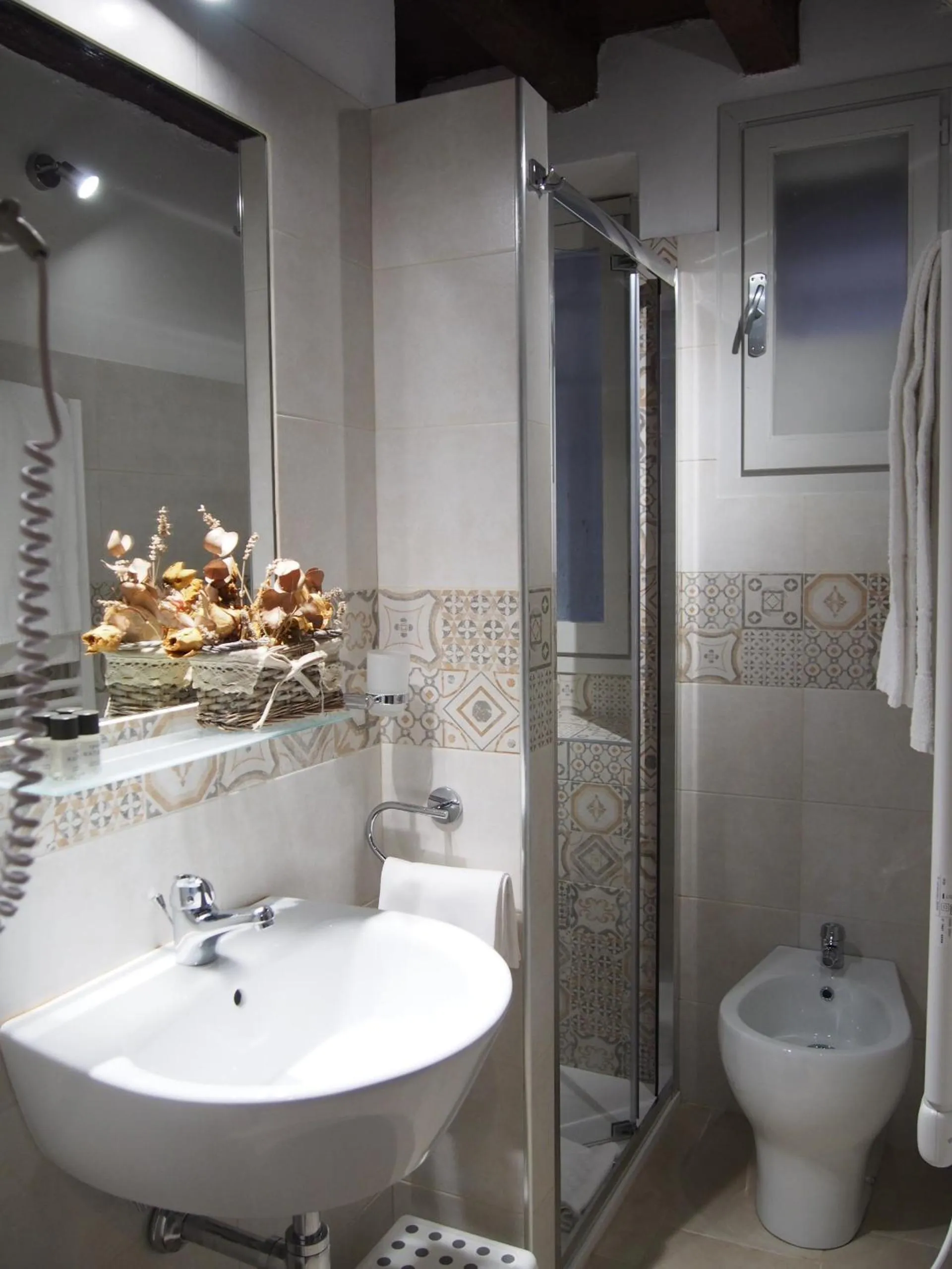 Shower in Hotel Santa Croce