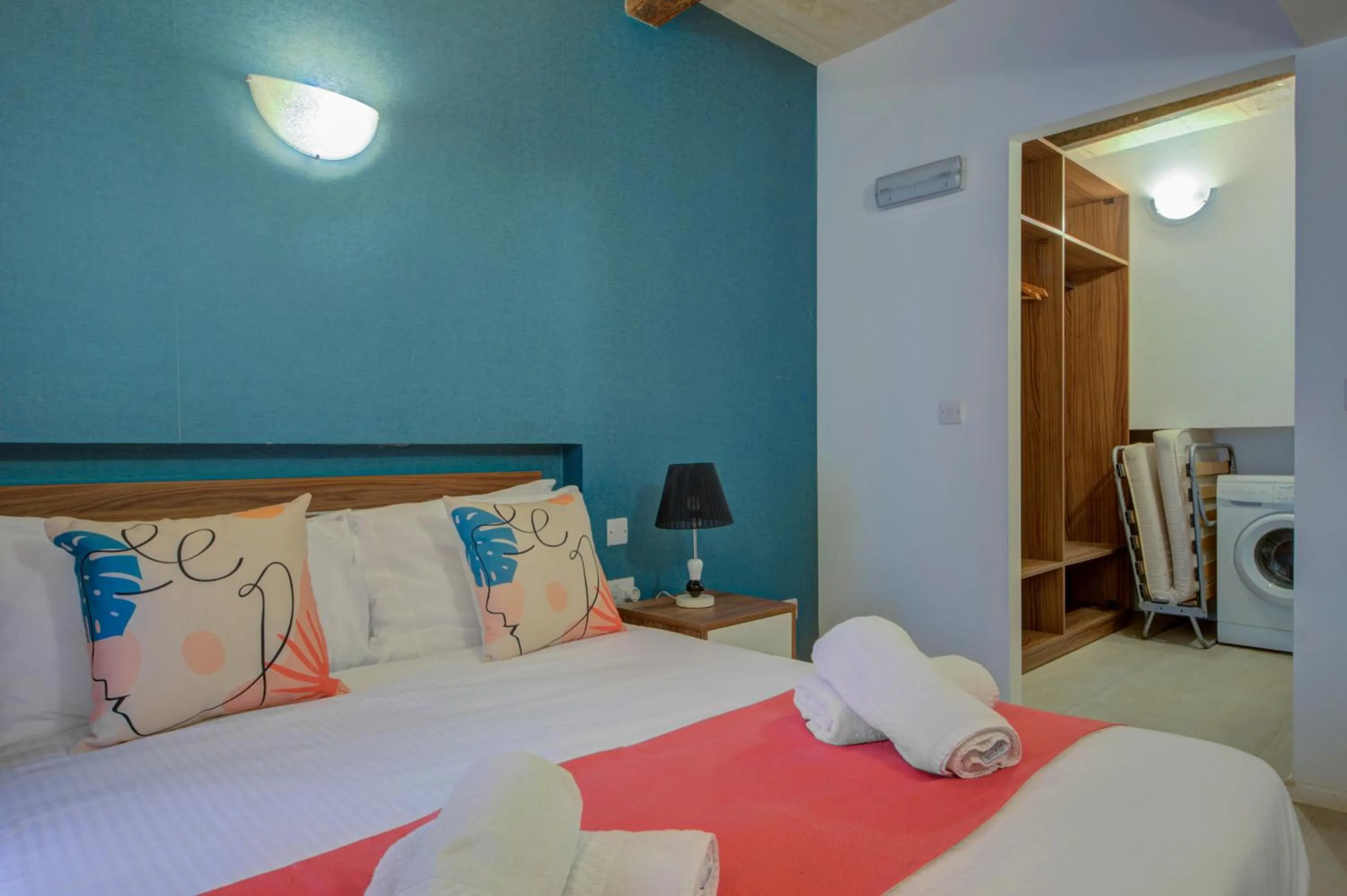 Bed in Tritoni Harbour suites - Valletta