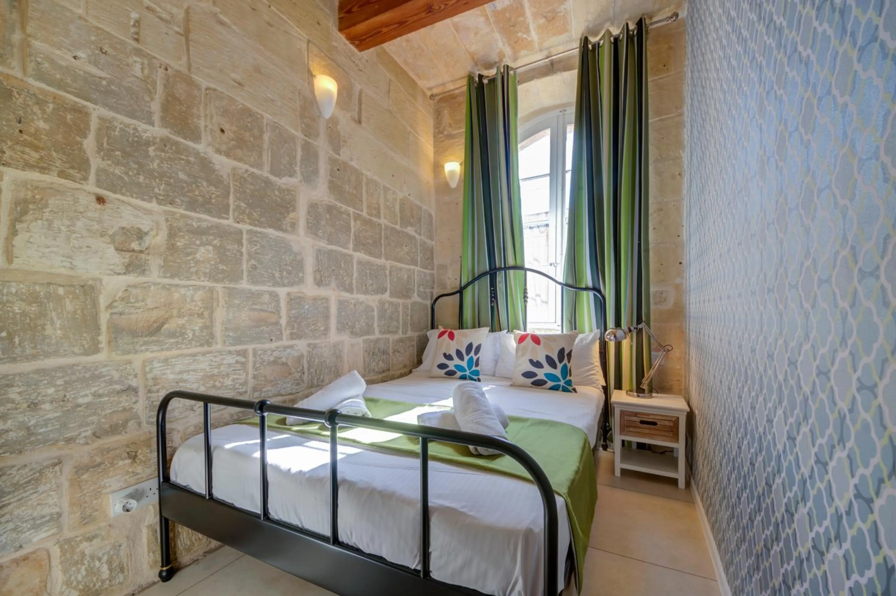Bed in Tritoni Harbour suites - Valletta