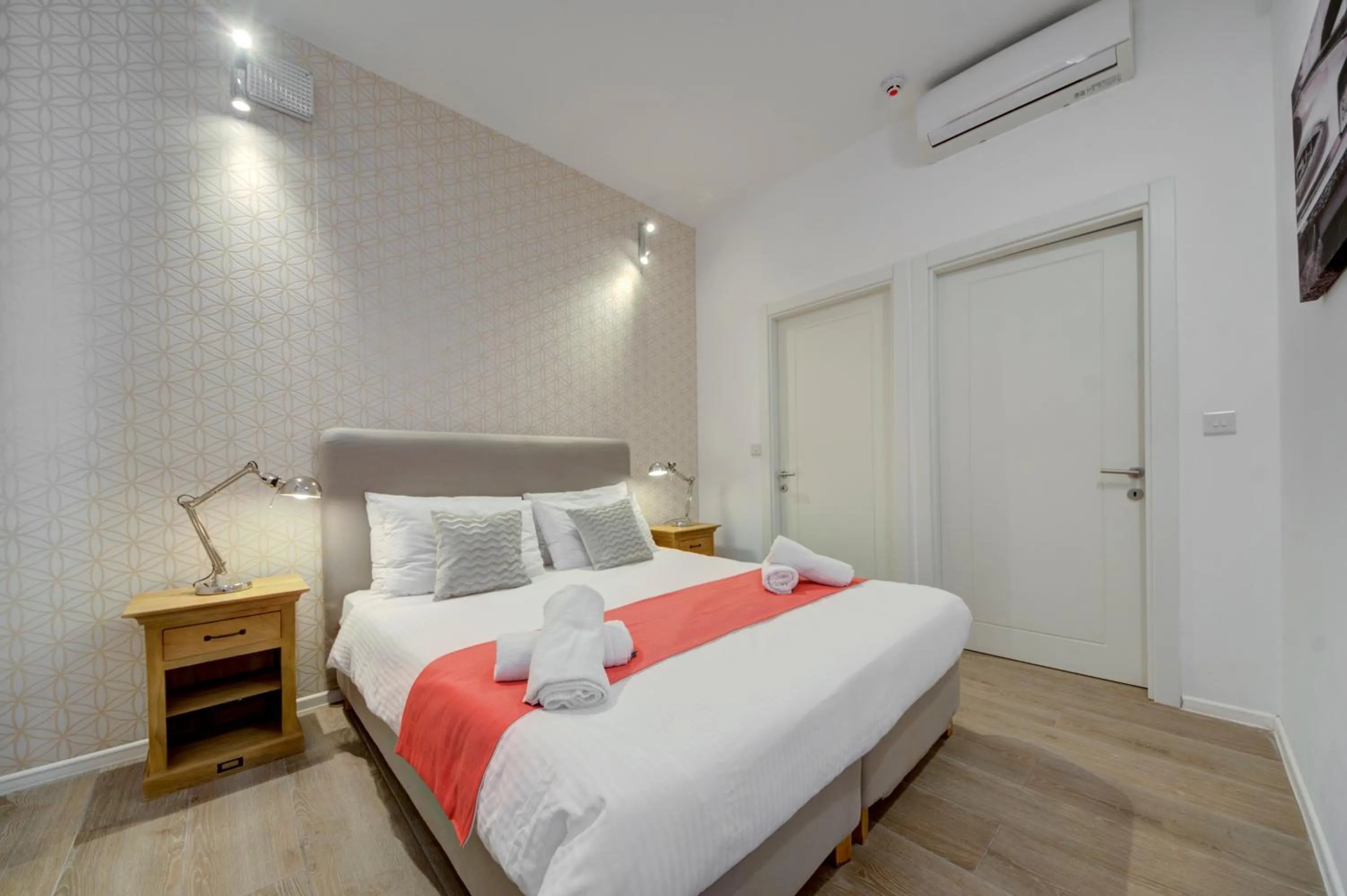 Bedroom, Bed in Tritoni Harbour suites - Valletta
