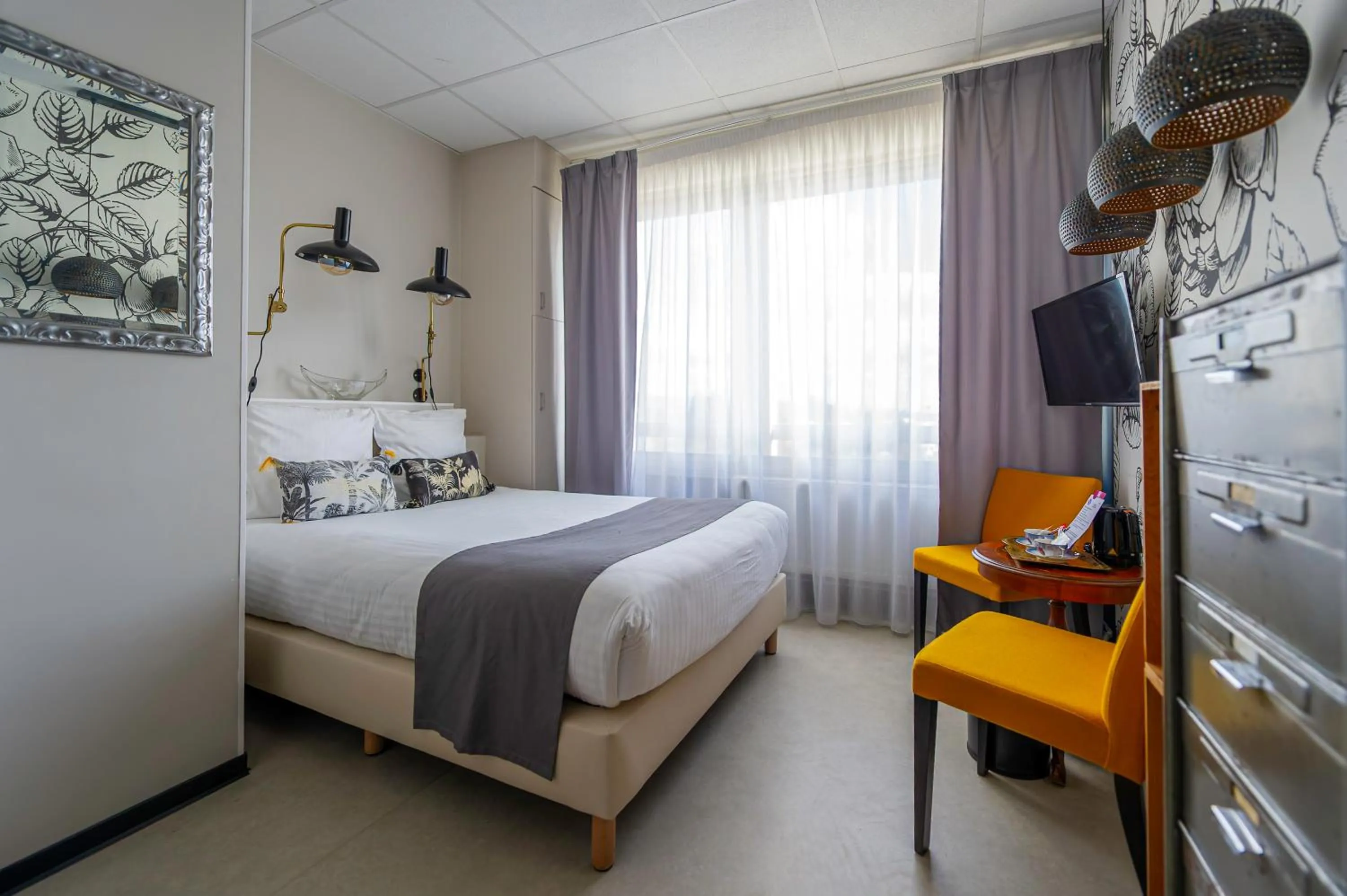 Photo of the whole room, Bed in Hôtel Le Grand Barnum