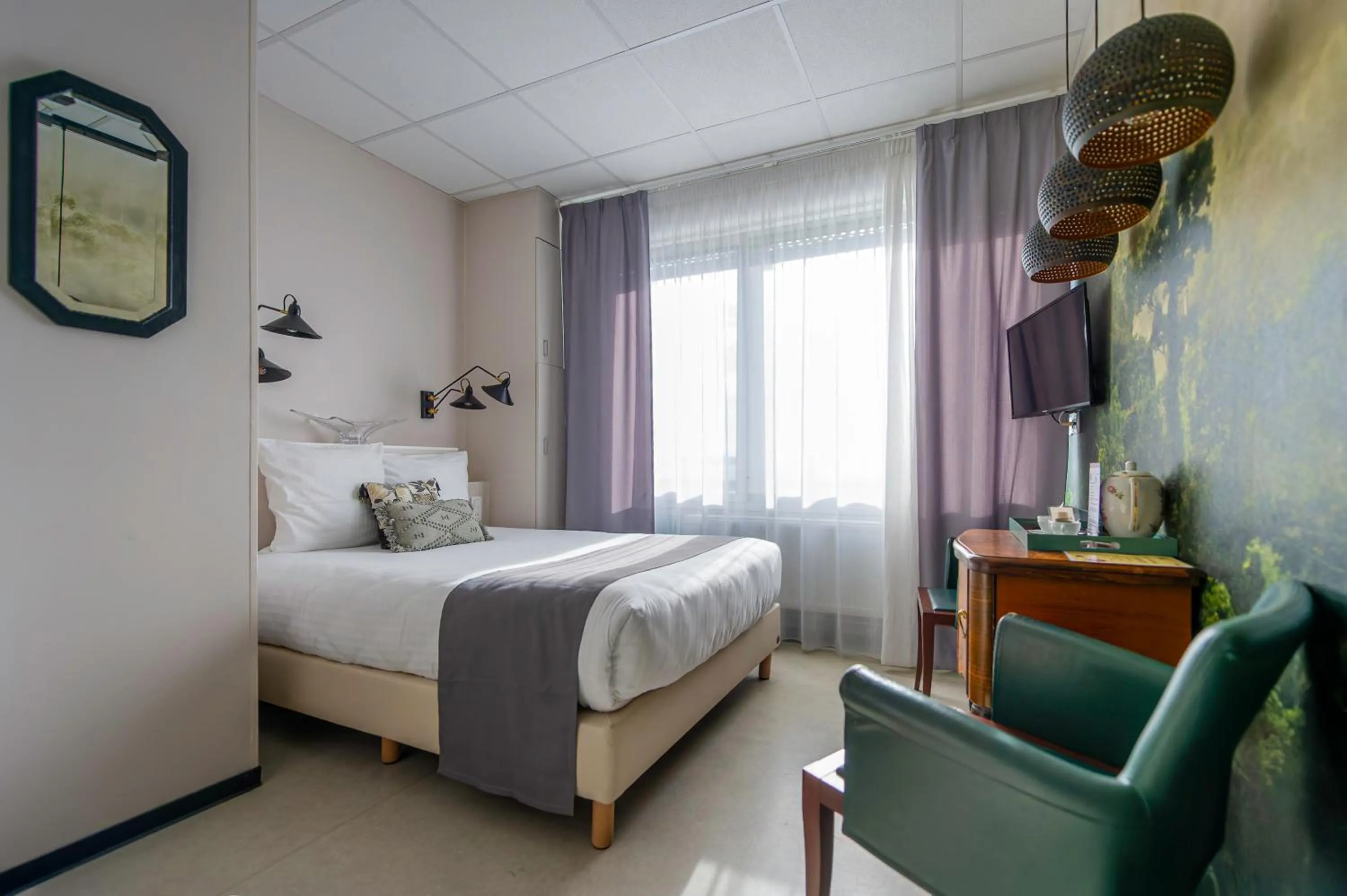 Photo of the whole room, Bed in Hôtel Le Grand Barnum