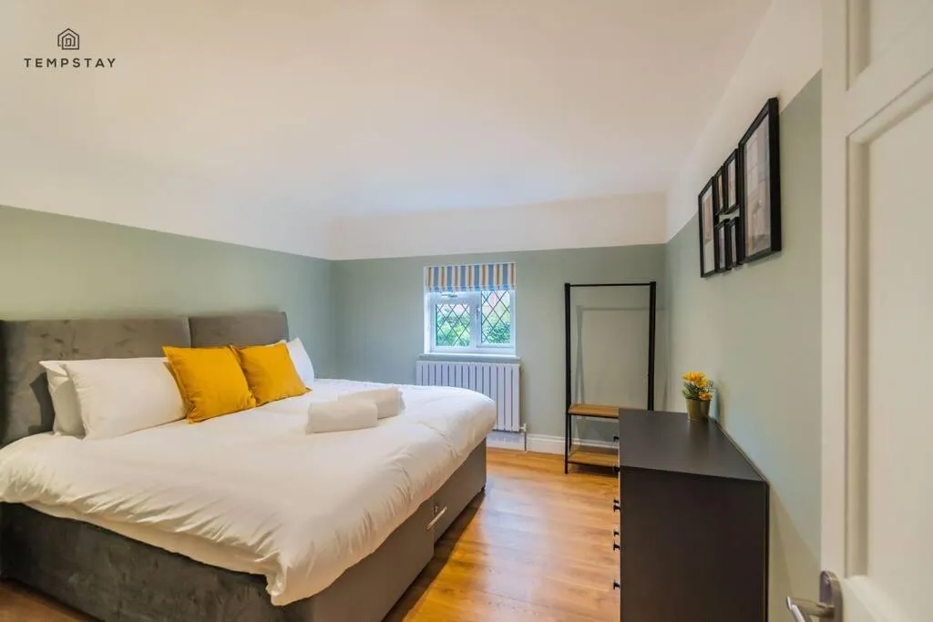 Bed in STYLISH HOME WITH FREE PARKING - 10 MINS TO LEGOLAND!