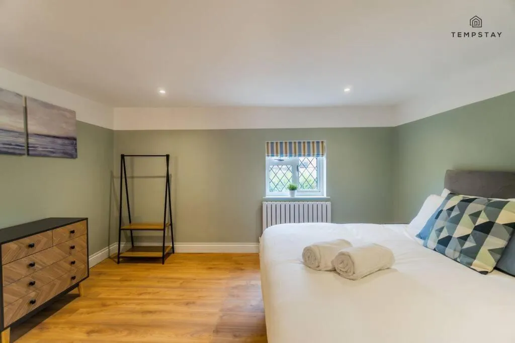 Bed in STYLISH HOME WITH FREE PARKING - 10 MINS TO LEGOLAND!